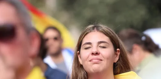 FOTOGRAFÍA. BARCELONA (CATALUÑA) REINO DE ESPAÑA, 12 DE OCTUBRE DE 2025. Las entidades catalanas Moviment Cívic d'Espanya i Catalans y plataforma Cataluña Suma por España han movilizado a los vecinos de Cataluña hoy por las calles del centro de Barcelona, desde La Pedrera (Paseo de Gracia) sobre las 11:30 horas de la mañana hasta la Plaza Cataluña de Barcelona, las intervenciones de los portavoces de las entidades adheridas a la convocatoria y de la organización finalizaron que el himno Nacional de España, cediendo toda la Plaza Cataluña y el Paseo de Gracia a la parte folclórica de la manifestación, con protagonista los grupos de bailes de las patrias chicas de nuestro compatriotas hispanohablantes de Hispanoamérica. En cuanto a los políticos, una fuerte comitiva de VOX, liderada por el secretario general de VOX, Ignacio Garriga Vaz de Conceçao, quien arropó al presidente de VOX Barcelona, Joan Garriga Doménech; el coordinador de VOX en la ciudad de Barcelona y presidente del Grupo Municipal en el Ayuntamiento de Barcelona, Gonzalo de Oro-Pulido Plaza; la portavoz nacional de Sanidad, María Elisa García Fuster; la portavoz nacional de juventud, Julia Calvet Puig; entre otros. Además, el Partido Popular (PP) liderado por su presidente en Cataluña, Alejandro Fernández Álvarez; y el presidente del Grupo Municipal en el Ayuntamiento de Barcelona, Daniel Sirera Bellés; y Ciutadans Partit de la Ciudadanía Ciudadanos (Cs) liderado por su secretario nacional de Comunicación y concejal del Grupo Parlamentario de Cs en el Ayuntamiento de Santa Perpetua de Moguda​​​ (Comarca del Vallés Occidental (Barcelona), Kevin Romero Navas; se han dejado registrar durante este Día de la fiesta nacional de España por las calles catalanas. Destacar la presencia también de los hispanos homosexuales como Youtuber español, InfoVlogger (Isaac Parejo) junto a una delegación hispana de la Asociación Comando Libertad -una entidad española de "gays, lesbianas, Trans contra la tiranía WOKE" globalista, tal y como se definen desde esta organización que preside el patriota "Javier". Subrayar también la asistencia del secretario general del Sindicato para la Defensa de los Trabajadores de España SOLIDARIDAD, Jordi Albert de la Fuente Miró (Jordi de la Fuente). Lasvocesdelpueblo (Ñ Pueblo)
