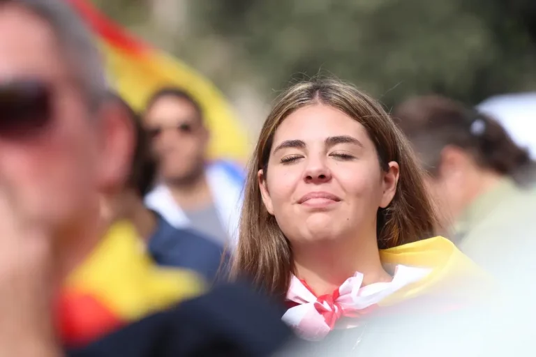 FOTOGRAFÍA. BARCELONA (CATALUÑA) REINO DE ESPAÑA, 12 DE OCTUBRE DE 2025. Las entidades catalanas Moviment Cívic d'Espanya i Catalans y plataforma Cataluña Suma por España han movilizado a los vecinos de Cataluña hoy por las calles del centro de Barcelona, desde La Pedrera (Paseo de Gracia) sobre las 11:30 horas de la mañana hasta la Plaza Cataluña de Barcelona, las intervenciones de los portavoces de las entidades adheridas a la convocatoria y de la organización finalizaron que el himno Nacional de España, cediendo toda la Plaza Cataluña y el Paseo de Gracia a la parte folclórica de la manifestación, con protagonista los grupos de bailes de las patrias chicas de nuestro compatriotas hispanohablantes de Hispanoamérica. En cuanto a los políticos, una fuerte comitiva de VOX, liderada por el secretario general de VOX, Ignacio Garriga Vaz de Conceçao, quien arropó al presidente de VOX Barcelona, Joan Garriga Doménech; el coordinador de VOX en la ciudad de Barcelona y presidente del Grupo Municipal en el Ayuntamiento de Barcelona, Gonzalo de Oro-Pulido Plaza; la portavoz nacional de Sanidad, María Elisa García Fuster; la portavoz nacional de juventud, Julia Calvet Puig; entre otros. Además, el Partido Popular (PP) liderado por su presidente en Cataluña, Alejandro Fernández Álvarez; y el presidente del Grupo Municipal en el Ayuntamiento de Barcelona, Daniel Sirera Bellés; y Ciutadans Partit de la Ciudadanía Ciudadanos (Cs) liderado por su secretario nacional de Comunicación y concejal del Grupo Parlamentario de Cs en el Ayuntamiento de Santa Perpetua de Moguda​​​ (Comarca del Vallés Occidental (Barcelona), Kevin Romero Navas; se han dejado registrar durante este Día de la fiesta nacional de España por las calles catalanas. Destacar la presencia también de los hispanos homosexuales como Youtuber español, InfoVlogger (Isaac Parejo) junto a una delegación hispana de la Asociación Comando Libertad -una entidad española de "gays, lesbianas, Trans contra la tiranía WOKE" globalista, tal y como se definen desde esta organización que preside el patriota "Javier". Subrayar también la asistencia del secretario general del Sindicato para la Defensa de los Trabajadores de España SOLIDARIDAD, Jordi Albert de la Fuente Miró (Jordi de la Fuente). Lasvocesdelpueblo (Ñ Pueblo)