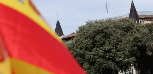 FOTOGRAFÍA. BARCELONA (CATALUÑA) REINO DE ESPAÑA, 12 DE OCTUBRE DE 2025. Las entidades catalanas Moviment Cívic d'Espanya i Catalans y plataforma Cataluña Suma por España han movilizado a los vecinos de Cataluña hoy por las calles del centro de Barcelona, desde La Pedrera (Paseo de Gracia) sobre las 11:30 horas de la mañana hasta la Plaza Cataluña de Barcelona, las intervenciones de los portavoces de las entidades adheridas a la convocatoria y de la organización finalizaron que el himno Nacional de España, cediendo toda la Plaza Cataluña y el Paseo de Gracia a la parte folclórica de la manifestación, con protagonista los grupos de bailes de las patrias chicas de nuestro compatriotas hispanohablantes de Hispanoamérica. En cuanto a los políticos, una fuerte comitiva de VOX, liderada por el secretario general de VOX, Ignacio Garriga Vaz de Conceçao, quien arropó al presidente de VOX Barcelona, Joan Garriga Doménech; el coordinador de VOX en la ciudad de Barcelona y presidente del Grupo Municipal en el Ayuntamiento de Barcelona, Gonzalo de Oro-Pulido Plaza; la portavoz nacional de Sanidad, María Elisa García Fuster; la portavoz nacional de juventud, Julia Calvet Puig; entre otros. Además, el Partido Popular (PP) liderado por su presidente en Cataluña, Alejandro Fernández Álvarez; y el presidente del Grupo Municipal en el Ayuntamiento de Barcelona, Daniel Sirera Bellés; y Ciutadans Partit de la Ciudadanía Ciudadanos (Cs) liderado por su secretario nacional de Comunicación y concejal del Grupo Parlamentario de Cs en el Ayuntamiento de Santa Perpetua de Moguda​​​ (Comarca del Vallés Occidental (Barcelona), Kevin Romero Navas; se han dejado registrar durante este Día de la fiesta nacional de España por las calles catalanas. Destacar la presencia también de los hispanos homosexuales como Youtuber español, InfoVlogger (Isaac Parejo) junto a una delegación hispana de la Asociación Comando Libertad -una entidad española de "gays, lesbianas, Trans contra la tiranía WOKE" globalista, tal y como se definen desde esta organización que preside el patriota "Javier". Subrayar también la asistencia del secretario general del Sindicato para la Defensa de los Trabajadores de España SOLIDARIDAD, Jordi Albert de la Fuente Miró (Jordi de la Fuente). Lasvocesdelpueblo (Ñ Pueblo)
