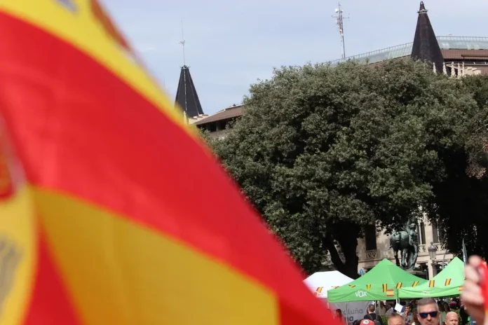 Patriotas catalanes e hispanos celebran una emotiva Hispanidad y 12 Octubre 2025 (11) FOTOGRAFÍA. BARCELONA (CATALUÑA) REINO DE ESPAÑA, 12 DE OCTUBRE DE 2025. Las entidades catalanas Moviment Cívic d'Espanya i Catalans y plataforma Cataluña Suma por España han movilizado a los vecinos de Cataluña hoy por las calles del centro de Barcelona, desde La Pedrera (Paseo de Gracia) sobre las 11:30 horas de la mañana hasta la Plaza Cataluña de Barcelona, las intervenciones de los portavoces de las entidades adheridas a la convocatoria y de la organización finalizaron que el himno Nacional de España, cediendo toda la Plaza Cataluña y el Paseo de Gracia a la parte folclórica de la manifestación, con protagonista los grupos de bailes de las patrias chicas de nuestro compatriotas hispanohablantes de Hispanoamérica. En cuanto a los políticos, una fuerte comitiva de VOX, liderada por el secretario general de VOX, Ignacio Garriga Vaz de Conceçao, quien arropó al presidente de VOX Barcelona, Joan Garriga Doménech; el coordinador de VOX en la ciudad de Barcelona y presidente del Grupo Municipal en el Ayuntamiento de Barcelona, Gonzalo de Oro-Pulido Plaza; la portavoz nacional de Sanidad, María Elisa García Fuster; la portavoz nacional de juventud, Julia Calvet Puig; entre otros. Además, el Partido Popular (PP) liderado por su presidente en Cataluña, Alejandro Fernández Álvarez; y el presidente del Grupo Municipal en el Ayuntamiento de Barcelona, Daniel Sirera Bellés; y Ciutadans Partit de la Ciudadanía Ciudadanos (Cs) liderado por su secretario nacional de Comunicación y concejal del Grupo Parlamentario de Cs en el Ayuntamiento de Santa Perpetua de Moguda (Comarca del Vallés Occidental (Barcelona), Kevin Romero Navas; se han dejado registrar durante este Día de la fiesta nacional de España por las calles catalanas. Destacar la presencia también de los hispanos homosexuales como Youtuber español, InfoVlogger (Isaac Parejo) junto a una delegación hispana de la Asociación Comando Libertad -una entidad española de "gays, lesbianas, Trans contra la tiranía WOKE" globalista, tal y como se definen desde esta organización que preside el patriota "Javier". Subrayar también la asistencia del secretario general del Sindicato para la Defensa de los Trabajadores de España SOLIDARIDAD, Jordi Albert de la Fuente Miró (Jordi de la Fuente). Lasvocesdelpueblo (Ñ Pueblo)