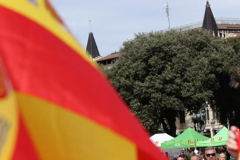 FOTOGRAFÍA. BARCELONA (CATALUÑA) REINO DE ESPAÑA, 12 DE OCTUBRE DE 2025. Las entidades catalanas Moviment Cívic d'Espanya i Catalans y plataforma Cataluña Suma por España han movilizado a los vecinos de Cataluña hoy por las calles del centro de Barcelona, desde La Pedrera (Paseo de Gracia) sobre las 11:30 horas de la mañana hasta la Plaza Cataluña de Barcelona, las intervenciones de los portavoces de las entidades adheridas a la convocatoria y de la organización finalizaron que el himno Nacional de España, cediendo toda la Plaza Cataluña y el Paseo de Gracia a la parte folclórica de la manifestación, con protagonista los grupos de bailes de las patrias chicas de nuestro compatriotas hispanohablantes de Hispanoamérica. En cuanto a los políticos, una fuerte comitiva de VOX, liderada por el secretario general de VOX, Ignacio Garriga Vaz de Conceçao, quien arropó al presidente de VOX Barcelona, Joan Garriga Doménech; el coordinador de VOX en la ciudad de Barcelona y presidente del Grupo Municipal en el Ayuntamiento de Barcelona, Gonzalo de Oro-Pulido Plaza; la portavoz nacional de Sanidad, María Elisa García Fuster; la portavoz nacional de juventud, Julia Calvet Puig; entre otros. Además, el Partido Popular (PP) liderado por su presidente en Cataluña, Alejandro Fernández Álvarez; y el presidente del Grupo Municipal en el Ayuntamiento de Barcelona, Daniel Sirera Bellés; y Ciutadans Partit de la Ciudadanía Ciudadanos (Cs) liderado por su secretario nacional de Comunicación y concejal del Grupo Parlamentario de Cs en el Ayuntamiento de Santa Perpetua de Moguda​​​ (Comarca del Vallés Occidental (Barcelona), Kevin Romero Navas; se han dejado registrar durante este Día de la fiesta nacional de España por las calles catalanas. Destacar la presencia también de los hispanos homosexuales como Youtuber español, InfoVlogger (Isaac Parejo) junto a una delegación hispana de la Asociación Comando Libertad -una entidad española de "gays, lesbianas, Trans contra la tiranía WOKE" globalista, tal y como se definen desde esta organización que preside el patriota "Javier". Subrayar también la asistencia del secretario general del Sindicato para la Defensa de los Trabajadores de España SOLIDARIDAD, Jordi Albert de la Fuente Miró (Jordi de la Fuente). Lasvocesdelpueblo (Ñ Pueblo)