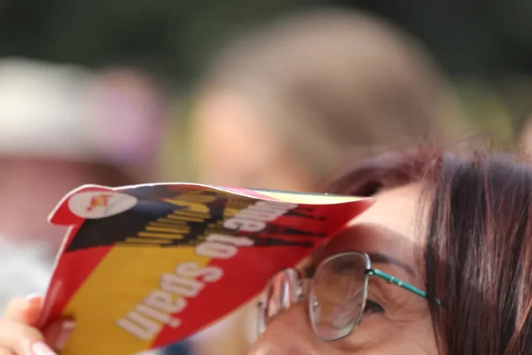 FOTOGRAFÍA. BARCELONA (CATALUÑA) REINO DE ESPAÑA, 12 DE OCTUBRE DE 2025. Las entidades catalanas Moviment Cívic d'Espanya i Catalans y plataforma Cataluña Suma por España han movilizado a los vecinos de Cataluña hoy por las calles del centro de Barcelona, desde La Pedrera (Paseo de Gracia) sobre las 11:30 horas de la mañana hasta la Plaza Cataluña de Barcelona, las intervenciones de los portavoces de las entidades adheridas a la convocatoria y de la organización finalizaron que el himno Nacional de España, cediendo toda la Plaza Cataluña y el Paseo de Gracia a la parte folclórica de la manifestación, con protagonista los grupos de bailes de las patrias chicas de nuestro compatriotas hispanohablantes de Hispanoamérica. En cuanto a los políticos, una fuerte comitiva de VOX, liderada por el secretario general de VOX, Ignacio Garriga Vaz de Conceçao, quien arropó al presidente de VOX Barcelona, Joan Garriga Doménech; el coordinador de VOX en la ciudad de Barcelona y presidente del Grupo Municipal en el Ayuntamiento de Barcelona, Gonzalo de Oro-Pulido Plaza; la portavoz nacional de Sanidad, María Elisa García Fuster; la portavoz nacional de juventud, Julia Calvet Puig; entre otros. Además, el Partido Popular (PP) liderado por su presidente en Cataluña, Alejandro Fernández Álvarez; y el presidente del Grupo Municipal en el Ayuntamiento de Barcelona, Daniel Sirera Bellés; y Ciutadans Partit de la Ciudadanía Ciudadanos (Cs) liderado por su secretario nacional de Comunicación y concejal del Grupo Parlamentario de Cs en el Ayuntamiento de Santa Perpetua de Moguda​​​ (Comarca del Vallés Occidental (Barcelona), Kevin Romero Navas; se han dejado registrar durante este Día de la fiesta nacional de España por las calles catalanas. Destacar la presencia también de los hispanos homosexuales como Youtuber español, InfoVlogger (Isaac Parejo) junto a una delegación hispana de la Asociación Comando Libertad -una entidad española de "gays, lesbianas, Trans contra la tiranía WOKE" globalista, tal y como se definen desde esta organización que preside el patriota "Javier". Subrayar también la asistencia del secretario general del Sindicato para la Defensa de los Trabajadores de España SOLIDARIDAD, Jordi Albert de la Fuente Miró (Jordi de la Fuente). Lasvocesdelpueblo (Ñ Pueblo)