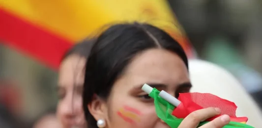 FOTOGRAFÍA. BARCELONA (CATALUÑA) REINO DE ESPAÑA, 12 DE OCTUBRE DE 2025. Las entidades catalanas Moviment Cívic d'Espanya i Catalans y plataforma Cataluña Suma por España han movilizado a los vecinos de Cataluña hoy por las calles del centro de Barcelona, desde La Pedrera (Paseo de Gracia) sobre las 11:30 horas de la mañana hasta la Plaza Cataluña de Barcelona, las intervenciones de los portavoces de las entidades adheridas a la convocatoria y de la organización finalizaron que el himno Nacional de España, cediendo toda la Plaza Cataluña y el Paseo de Gracia a la parte folclórica de la manifestación, con protagonista los grupos de bailes de las patrias chicas de nuestro compatriotas hispanohablantes de Hispanoamérica. En cuanto a los políticos, una fuerte comitiva de VOX, liderada por el secretario general de VOX, Ignacio Garriga Vaz de Conceçao, quien arropó al presidente de VOX Barcelona, Joan Garriga Doménech; el coordinador de VOX en la ciudad de Barcelona y presidente del Grupo Municipal en el Ayuntamiento de Barcelona, Gonzalo de Oro-Pulido Plaza; la portavoz nacional de Sanidad, María Elisa García Fuster; la portavoz nacional de juventud, Julia Calvet Puig; entre otros. Además, el Partido Popular (PP) liderado por su presidente en Cataluña, Alejandro Fernández Álvarez; y el presidente del Grupo Municipal en el Ayuntamiento de Barcelona, Daniel Sirera Bellés; y Ciutadans Partit de la Ciudadanía Ciudadanos (Cs) liderado por su secretario nacional de Comunicación y concejal del Grupo Parlamentario de Cs en el Ayuntamiento de Santa Perpetua de Moguda​​​ (Comarca del Vallés Occidental (Barcelona), Kevin Romero Navas; se han dejado registrar durante este Día de la fiesta nacional de España por las calles catalanas. Destacar la presencia también de los hispanos homosexuales como Youtuber español, InfoVlogger (Isaac Parejo) junto a una delegación hispana de la Asociación Comando Libertad -una entidad española de "gays, lesbianas, Trans contra la tiranía WOKE" globalista, tal y como se definen desde esta organización que preside el patriota "Javier". Subrayar también la asistencia del secretario general del Sindicato para la Defensa de los Trabajadores de España SOLIDARIDAD, Jordi Albert de la Fuente Miró (Jordi de la Fuente). Lasvocesdelpueblo (Ñ Pueblo)