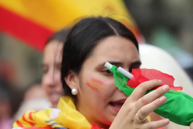 FOTOGRAFÍA. BARCELONA (CATALUÑA) REINO DE ESPAÑA, 12 DE OCTUBRE DE 2025. Las entidades catalanas Moviment Cívic d'Espanya i Catalans y plataforma Cataluña Suma por España han movilizado a los vecinos de Cataluña hoy por las calles del centro de Barcelona, desde La Pedrera (Paseo de Gracia) sobre las 11:30 horas de la mañana hasta la Plaza Cataluña de Barcelona, las intervenciones de los portavoces de las entidades adheridas a la convocatoria y de la organización finalizaron que el himno Nacional de España, cediendo toda la Plaza Cataluña y el Paseo de Gracia a la parte folclórica de la manifestación, con protagonista los grupos de bailes de las patrias chicas de nuestro compatriotas hispanohablantes de Hispanoamérica. En cuanto a los políticos, una fuerte comitiva de VOX, liderada por el secretario general de VOX, Ignacio Garriga Vaz de Conceçao, quien arropó al presidente de VOX Barcelona, Joan Garriga Doménech; el coordinador de VOX en la ciudad de Barcelona y presidente del Grupo Municipal en el Ayuntamiento de Barcelona, Gonzalo de Oro-Pulido Plaza; la portavoz nacional de Sanidad, María Elisa García Fuster; la portavoz nacional de juventud, Julia Calvet Puig; entre otros. Además, el Partido Popular (PP) liderado por su presidente en Cataluña, Alejandro Fernández Álvarez; y el presidente del Grupo Municipal en el Ayuntamiento de Barcelona, Daniel Sirera Bellés; y Ciutadans Partit de la Ciudadanía Ciudadanos (Cs) liderado por su secretario nacional de Comunicación y concejal del Grupo Parlamentario de Cs en el Ayuntamiento de Santa Perpetua de Moguda​​​ (Comarca del Vallés Occidental (Barcelona), Kevin Romero Navas; se han dejado registrar durante este Día de la fiesta nacional de España por las calles catalanas. Destacar la presencia también de los hispanos homosexuales como Youtuber español, InfoVlogger (Isaac Parejo) junto a una delegación hispana de la Asociación Comando Libertad -una entidad española de "gays, lesbianas, Trans contra la tiranía WOKE" globalista, tal y como se definen desde esta organización que preside el patriota "Javier". Subrayar también la asistencia del secretario general del Sindicato para la Defensa de los Trabajadores de España SOLIDARIDAD, Jordi Albert de la Fuente Miró (Jordi de la Fuente). Lasvocesdelpueblo (Ñ Pueblo)