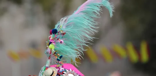 FOTOGRAFÍA. BARCELONA (CATALUÑA) REINO DE ESPAÑA, 12 DE OCTUBRE DE 2025. Las entidades catalanas Moviment Cívic d'Espanya i Catalans y plataforma Cataluña Suma por España han movilizado a los vecinos de Cataluña hoy por las calles del centro de Barcelona, desde La Pedrera (Paseo de Gracia) sobre las 11:30 horas de la mañana hasta la Plaza Cataluña de Barcelona, las intervenciones de los portavoces de las entidades adheridas a la convocatoria y de la organización finalizaron que el himno Nacional de España, cediendo toda la Plaza Cataluña y el Paseo de Gracia a la parte folclórica de la manifestación, con protagonista los grupos de bailes de las patrias chicas de nuestro compatriotas hispanohablantes de Hispanoamérica. En cuanto a los políticos, una fuerte comitiva de VOX, liderada por el secretario general de VOX, Ignacio Garriga Vaz de Conceçao, quien arropó al presidente de VOX Barcelona, Joan Garriga Doménech; el coordinador de VOX en la ciudad de Barcelona y presidente del Grupo Municipal en el Ayuntamiento de Barcelona, Gonzalo de Oro-Pulido Plaza; la portavoz nacional de Sanidad, María Elisa García Fuster; la portavoz nacional de juventud, Julia Calvet Puig; entre otros. Además, el Partido Popular (PP) liderado por su presidente en Cataluña, Alejandro Fernández Álvarez; y el presidente del Grupo Municipal en el Ayuntamiento de Barcelona, Daniel Sirera Bellés; y Ciutadans Partit de la Ciudadanía Ciudadanos (Cs) liderado por su secretario nacional de Comunicación y concejal del Grupo Parlamentario de Cs en el Ayuntamiento de Santa Perpetua de Moguda​​​ (Comarca del Vallés Occidental (Barcelona), Kevin Romero Navas; se han dejado registrar durante este Día de la fiesta nacional de España por las calles catalanas. Destacar la presencia también de los hispanos homosexuales como Youtuber español, InfoVlogger (Isaac Parejo) junto a una delegación hispana de la Asociación Comando Libertad -una entidad española de "gays, lesbianas, Trans contra la tiranía WOKE" globalista, tal y como se definen desde esta organización que preside el patriota "Javier". Subrayar también la asistencia del secretario general del Sindicato para la Defensa de los Trabajadores de España SOLIDARIDAD, Jordi Albert de la Fuente Miró (Jordi de la Fuente). Lasvocesdelpueblo (Ñ Pueblo)