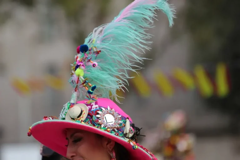 FOTOGRAFÍA. BARCELONA (CATALUÑA) REINO DE ESPAÑA, 12 DE OCTUBRE DE 2025. Las entidades catalanas Moviment Cívic d'Espanya i Catalans y plataforma Cataluña Suma por España han movilizado a los vecinos de Cataluña hoy por las calles del centro de Barcelona, desde La Pedrera (Paseo de Gracia) sobre las 11:30 horas de la mañana hasta la Plaza Cataluña de Barcelona, las intervenciones de los portavoces de las entidades adheridas a la convocatoria y de la organización finalizaron que el himno Nacional de España, cediendo toda la Plaza Cataluña y el Paseo de Gracia a la parte folclórica de la manifestación, con protagonista los grupos de bailes de las patrias chicas de nuestro compatriotas hispanohablantes de Hispanoamérica. En cuanto a los políticos, una fuerte comitiva de VOX, liderada por el secretario general de VOX, Ignacio Garriga Vaz de Conceçao, quien arropó al presidente de VOX Barcelona, Joan Garriga Doménech; el coordinador de VOX en la ciudad de Barcelona y presidente del Grupo Municipal en el Ayuntamiento de Barcelona, Gonzalo de Oro-Pulido Plaza; la portavoz nacional de Sanidad, María Elisa García Fuster; la portavoz nacional de juventud, Julia Calvet Puig; entre otros. Además, el Partido Popular (PP) liderado por su presidente en Cataluña, Alejandro Fernández Álvarez; y el presidente del Grupo Municipal en el Ayuntamiento de Barcelona, Daniel Sirera Bellés; y Ciutadans Partit de la Ciudadanía Ciudadanos (Cs) liderado por su secretario nacional de Comunicación y concejal del Grupo Parlamentario de Cs en el Ayuntamiento de Santa Perpetua de Moguda​​​ (Comarca del Vallés Occidental (Barcelona), Kevin Romero Navas; se han dejado registrar durante este Día de la fiesta nacional de España por las calles catalanas. Destacar la presencia también de los hispanos homosexuales como Youtuber español, InfoVlogger (Isaac Parejo) junto a una delegación hispana de la Asociación Comando Libertad -una entidad española de "gays, lesbianas, Trans contra la tiranía WOKE" globalista, tal y como se definen desde esta organización que preside el patriota "Javier". Subrayar también la asistencia del secretario general del Sindicato para la Defensa de los Trabajadores de España SOLIDARIDAD, Jordi Albert de la Fuente Miró (Jordi de la Fuente). Lasvocesdelpueblo (Ñ Pueblo)
