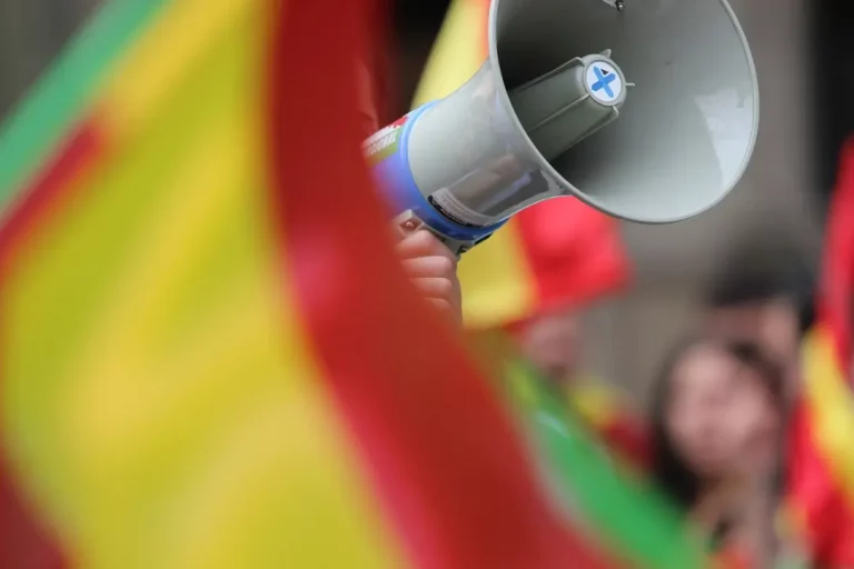 FOTOGRAFÍA. BARCELONA (CATALUÑA) REINO DE ESPAÑA, 12 DE OCTUBRE DE 2025. Las entidades catalanas Moviment Cívic d'Espanya i Catalans y plataforma Cataluña Suma por España han movilizado a los vecinos de Cataluña hoy por las calles del centro de Barcelona, desde La Pedrera (Paseo de Gracia) sobre las 11:30 horas de la mañana hasta la Plaza Cataluña de Barcelona, las intervenciones de los portavoces de las entidades adheridas a la convocatoria y de la organización finalizaron que el himno Nacional de España, cediendo toda la Plaza Cataluña y el Paseo de Gracia a la parte folclórica de la manifestación, con protagonista los grupos de bailes de las patrias chicas de nuestro compatriotas hispanohablantes de Hispanoamérica. En cuanto a los políticos, una fuerte comitiva de VOX, liderada por el secretario general de VOX, Ignacio Garriga Vaz de Conceçao, quien arropó al presidente de VOX Barcelona, Joan Garriga Doménech; el coordinador de VOX en la ciudad de Barcelona y presidente del Grupo Municipal en el Ayuntamiento de Barcelona, Gonzalo de Oro-Pulido Plaza; la portavoz nacional de Sanidad, María Elisa García Fuster; la portavoz nacional de juventud, Julia Calvet Puig; entre otros. Además, el Partido Popular (PP) liderado por su presidente en Cataluña, Alejandro Fernández Álvarez; y el presidente del Grupo Municipal en el Ayuntamiento de Barcelona, Daniel Sirera Bellés; y Ciutadans Partit de la Ciudadanía Ciudadanos (Cs) liderado por su secretario nacional de Comunicación y concejal del Grupo Parlamentario de Cs en el Ayuntamiento de Santa Perpetua de Moguda​​​ (Comarca del Vallés Occidental (Barcelona), Kevin Romero Navas; se han dejado registrar durante este Día de la fiesta nacional de España por las calles catalanas. Destacar la presencia también de los hispanos homosexuales como Youtuber español, InfoVlogger (Isaac Parejo) junto a una delegación hispana de la Asociación Comando Libertad -una entidad española de "gays, lesbianas, Trans contra la tiranía WOKE" globalista, tal y como se definen desde esta organización que preside el patriota "Javier". Subrayar también la asistencia del secretario general del Sindicato para la Defensa de los Trabajadores de España SOLIDARIDAD, Jordi Albert de la Fuente Miró (Jordi de la Fuente). Lasvocesdelpueblo (Ñ Pueblo)
