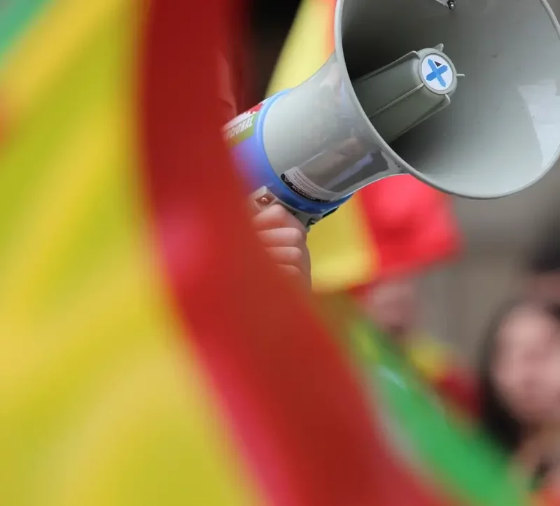 Empieza el tiempo más otoñal este sábado FOTOGRAFÍA. BARCELONA (CATALUÑA) REINO DE ESPAÑA, 12 DE OCTUBRE DE 2025. Las entidades catalanas Moviment Cívic d'Espanya i Catalans y plataforma Cataluña Suma por España han movilizado a los vecinos de Cataluña hoy por las calles del centro de Barcelona, desde La Pedrera (Paseo de Gracia) sobre las 11:30 horas de la mañana hasta la Plaza Cataluña de Barcelona, las intervenciones de los portavoces de las entidades adheridas a la convocatoria y de la organización finalizaron que el himno Nacional de España, cediendo toda la Plaza Cataluña y el Paseo de Gracia a la parte folclórica de la manifestación, con protagonista los grupos de bailes de las patrias chicas de nuestro compatriotas hispanohablantes de Hispanoamérica. En cuanto a los políticos, una fuerte comitiva de VOX, liderada por el secretario general de VOX, Ignacio Garriga Vaz de Conceçao, quien arropó al presidente de VOX Barcelona, Joan Garriga Doménech; el coordinador de VOX en la ciudad de Barcelona y presidente del Grupo Municipal en el Ayuntamiento de Barcelona, Gonzalo de Oro-Pulido Plaza; la portavoz nacional de Sanidad, María Elisa García Fuster; la portavoz nacional de juventud, Julia Calvet Puig; entre otros. Además, el Partido Popular (PP) liderado por su presidente en Cataluña, Alejandro Fernández Álvarez; y el presidente del Grupo Municipal en el Ayuntamiento de Barcelona, Daniel Sirera Bellés; y Ciutadans Partit de la Ciudadanía Ciudadanos (Cs) liderado por su secretario nacional de Comunicación y concejal del Grupo Parlamentario de Cs en el Ayuntamiento de Santa Perpetua de Moguda (Comarca del Vallés Occidental (Barcelona), Kevin Romero Navas; se han dejado registrar durante este Día de la fiesta nacional de España por las calles catalanas. Destacar la presencia también de los hispanos homosexuales como Youtuber español, InfoVlogger (Isaac Parejo) junto a una delegación hispana de la Asociación Comando Libertad -una entidad española de "gays, lesbianas, Trans contra la tiranía WOKE" globalista, tal y como se definen desde esta organización que preside el patriota "Javier". Subrayar también la asistencia del secretario general del Sindicato para la Defensa de los Trabajadores de España SOLIDARIDAD, Jordi Albert de la Fuente Miró (Jordi de la Fuente). Lasvocesdelpueblo (Ñ Pueblo)