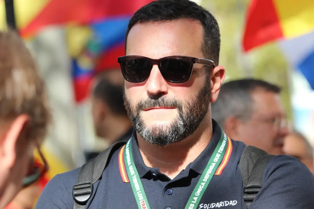 FOTOGRAFÍA. BARCELONA (CATALUÑA) REINO DE ESPAÑA, 12 DE OCTUBRE DE 2025. Las entidades catalanas Moviment Cívic d'Espanya i Catalans y plataforma Cataluña Suma por España han movilizado a los vecinos de Cataluña hoy por las calles del centro de Barcelona, desde La Pedrera (Paseo de Gracia) sobre las 11:30 horas de la mañana hasta la Plaza Cataluña de Barcelona, las intervenciones de los portavoces de las entidades adheridas a la convocatoria y de la organización finalizaron que el himno Nacional de España, cediendo toda la Plaza Cataluña y el Paseo de Gracia a la parte folclórica de la manifestación, con protagonista los grupos de bailes de las patrias chicas de nuestro compatriotas hispanohablantes de Hispanoamérica. En cuanto a los políticos, una fuerte comitiva de VOX, liderada por el secretario general de VOX, Ignacio Garriga Vaz de Conceçao, quien arropó al presidente de VOX Barcelona, Joan Garriga Doménech; el coordinador de VOX en la ciudad de Barcelona y presidente del Grupo Municipal en el Ayuntamiento de Barcelona, Gonzalo de Oro-Pulido Plaza; la portavoz nacional de Sanidad, María Elisa García Fuster; la portavoz nacional de juventud, Julia Calvet Puig; entre otros. Además, el Partido Popular (PP) liderado por su presidente en Cataluña, Alejandro Fernández Álvarez; y el presidente del Grupo Municipal en el Ayuntamiento de Barcelona, Daniel Sirera Bellés; y Ciutadans Partit de la Ciudadanía Ciudadanos (Cs) liderado por su secretario nacional de Comunicación y concejal del Grupo Parlamentario de Cs en el Ayuntamiento de Santa Perpetua de Moguda​​​ (Comarca del Vallés Occidental (Barcelona), Kevin Romero Navas; se han dejado registrar durante este Día de la fiesta nacional de España por las calles catalanas. Destacar la presencia también de los hispanos homosexuales como Youtuber español, InfoVlogger (Isaac Parejo) junto a una delegación hispana de la Asociación Comando Libertad -una entidad española de "gays, lesbianas, Trans contra la tiranía WOKE" globalista, tal y como se definen desde esta organización que preside el patriota "Javier". Subrayar también la asistencia del secretario general del Sindicato para la Defensa de los Trabajadores de España SOLIDARIDAD, Jordi Albert de la Fuente Miró (Jordi de la Fuente). Lasvocesdelpueblo (Ñ Pueblo)