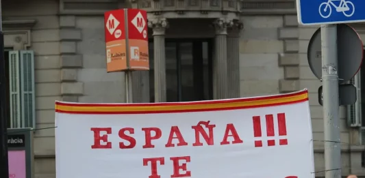 FOTOGRAFÍA. BARCELONA (CATALUÑA) REINO DE ESPAÑA, 12 DE OCTUBRE DE 2025. Las entidades catalanas Moviment Cívic d'Espanya i Catalans y plataforma Cataluña Suma por España han movilizado a los vecinos de Cataluña hoy por las calles del centro de Barcelona, desde La Pedrera (Paseo de Gracia) sobre las 11:30 horas de la mañana hasta la Plaza Cataluña de Barcelona, las intervenciones de los portavoces de las entidades adheridas a la convocatoria y de la organización finalizaron que el himno Nacional de España, cediendo toda la Plaza Cataluña y el Paseo de Gracia a la parte folclórica de la manifestación, con protagonista los grupos de bailes de las patrias chicas de nuestro compatriotas hispanohablantes de Hispanoamérica. En cuanto a los políticos, una fuerte comitiva de VOX, liderada por el secretario general de VOX, Ignacio Garriga Vaz de Conceçao, quien arropó al presidente de VOX Barcelona, Joan Garriga Doménech; el coordinador de VOX en la ciudad de Barcelona y presidente del Grupo Municipal en el Ayuntamiento de Barcelona, Gonzalo de Oro-Pulido Plaza; la portavoz nacional de Sanidad, María Elisa García Fuster; la portavoz nacional de juventud, Julia Calvet Puig; entre otros. Además, el Partido Popular (PP) liderado por su presidente en Cataluña, Alejandro Fernández Álvarez; y el presidente del Grupo Municipal en el Ayuntamiento de Barcelona, Daniel Sirera Bellés; y Ciutadans Partit de la Ciudadanía Ciudadanos (Cs) liderado por su secretario nacional de Comunicación y concejal del Grupo Parlamentario de Cs en el Ayuntamiento de Santa Perpetua de Moguda​​​ (Comarca del Vallés Occidental (Barcelona), Kevin Romero Navas; se han dejado registrar durante este Día de la fiesta nacional de España por las calles catalanas. Destacar la presencia también de los hispanos homosexuales como Youtuber español, InfoVlogger (Isaac Parejo) junto a una delegación hispana de la Asociación Comando Libertad -una entidad española de "gays, lesbianas, Trans contra la tiranía WOKE" globalista, tal y como se definen desde esta organización que preside el patriota "Javier". Subrayar también la asistencia del secretario general del Sindicato para la Defensa de los Trabajadores de España SOLIDARIDAD, Jordi Albert de la Fuente Miró (Jordi de la Fuente). Lasvocesdelpueblo (Ñ Pueblo)