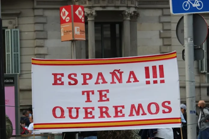 Patriotas catalanes e hispanos celebran una emotiva Hispanidad y 12 Octubre 2025 (9) FOTOGRAFÍA. BARCELONA (CATALUÑA) REINO DE ESPAÑA, 12 DE OCTUBRE DE 2025. Las entidades catalanas Moviment Cívic d'Espanya i Catalans y plataforma Cataluña Suma por España han movilizado a los vecinos de Cataluña hoy por las calles del centro de Barcelona, desde La Pedrera (Paseo de Gracia) sobre las 11:30 horas de la mañana hasta la Plaza Cataluña de Barcelona, las intervenciones de los portavoces de las entidades adheridas a la convocatoria y de la organización finalizaron que el himno Nacional de España, cediendo toda la Plaza Cataluña y el Paseo de Gracia a la parte folclórica de la manifestación, con protagonista los grupos de bailes de las patrias chicas de nuestro compatriotas hispanohablantes de Hispanoamérica. En cuanto a los políticos, una fuerte comitiva de VOX, liderada por el secretario general de VOX, Ignacio Garriga Vaz de Conceçao, quien arropó al presidente de VOX Barcelona, Joan Garriga Doménech; el coordinador de VOX en la ciudad de Barcelona y presidente del Grupo Municipal en el Ayuntamiento de Barcelona, Gonzalo de Oro-Pulido Plaza; la portavoz nacional de Sanidad, María Elisa García Fuster; la portavoz nacional de juventud, Julia Calvet Puig; entre otros. Además, el Partido Popular (PP) liderado por su presidente en Cataluña, Alejandro Fernández Álvarez; y el presidente del Grupo Municipal en el Ayuntamiento de Barcelona, Daniel Sirera Bellés; y Ciutadans Partit de la Ciudadanía Ciudadanos (Cs) liderado por su secretario nacional de Comunicación y concejal del Grupo Parlamentario de Cs en el Ayuntamiento de Santa Perpetua de Moguda (Comarca del Vallés Occidental (Barcelona), Kevin Romero Navas; se han dejado registrar durante este Día de la fiesta nacional de España por las calles catalanas. Destacar la presencia también de los hispanos homosexuales como Youtuber español, InfoVlogger (Isaac Parejo) junto a una delegación hispana de la Asociación Comando Libertad -una entidad española de "gays, lesbianas, Trans contra la tiranía WOKE" globalista, tal y como se definen desde esta organización que preside el patriota "Javier". Subrayar también la asistencia del secretario general del Sindicato para la Defensa de los Trabajadores de España SOLIDARIDAD, Jordi Albert de la Fuente Miró (Jordi de la Fuente). Lasvocesdelpueblo (Ñ Pueblo)