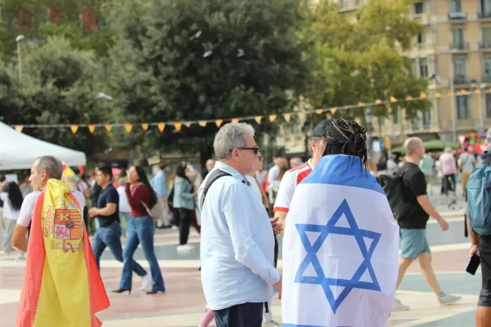 Patriotas catalanes e hispanos celebran una emotiva Hispanidad y 12 Octubre 2025 - Fotos Hispanidad 2025, 12 Octubre, israel hispana (2) FOTOGRAFÍA. BARCELONA (CATALUÑA) REINO DE ESPAÑA, 12 DE OCTUBRE DE 2025. Las entidades catalanas Moviment Cívic d'Espanya i Catalans y plataforma Cataluña Suma por España han movilizado a los vecinos de Cataluña hoy por las calles del centro de Barcelona, desde La Pedrera (Paseo de Gracia) sobre las 11:30 horas de la mañana hasta la Plaza Cataluña de Barcelona, las intervenciones de los portavoces de las entidades adheridas a la convocatoria y de la organización finalizaron que el himno Nacional de España, cediendo toda la Plaza Cataluña y el Paseo de Gracia a la parte folclórica de la manifestación, con protagonista los grupos de bailes de las patrias chicas de nuestro compatriotas hispanohablantes de Hispanoamérica. En cuanto a los políticos, una fuerte comitiva de VOX, liderada por el secretario general de VOX, Ignacio Garriga Vaz de Conceçao, quien arropó al presidente de VOX Barcelona, Joan Garriga Doménech; el coordinador de VOX en la ciudad de Barcelona y presidente del Grupo Municipal en el Ayuntamiento de Barcelona, Gonzalo de Oro-Pulido Plaza; la portavoz nacional de Sanidad, María Elisa García Fuster; la portavoz nacional de juventud, Julia Calvet Puig; entre otros. Además, el Partido Popular (PP) liderado por su presidente en Cataluña, Alejandro Fernández Álvarez; y el presidente del Grupo Municipal en el Ayuntamiento de Barcelona, Daniel Sirera Bellés; y Ciutadans Partit de la Ciudadanía Ciudadanos (Cs) liderado por su secretario nacional de Comunicación y concejal del Grupo Parlamentario de Cs en el Ayuntamiento de Santa Perpetua de Moguda (Comarca del Vallés Occidental (Barcelona), Kevin Romero Navas; se han dejado registrar durante este Día de la fiesta nacional de España por las calles catalanas. Destacar la presencia también de los hispanos homosexuales como Youtuber español, InfoVlogger (Isaac Parejo) junto a una delegación hispana de la Asociación Comando Libertad -una entidad española de "gays, lesbianas, Trans contra la tiranía WOKE" globalista, tal y como se definen desde esta organización que preside el patriota "Javier". Subrayar también la asistencia del secretario general del Sindicato para la Defensa de los Trabajadores de España SOLIDARIDAD, Jordi Albert de la Fuente Miró (Jordi de la Fuente). Lasvocesdelpueblo (Ñ Pueblo)