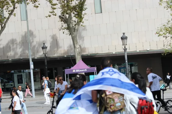 Patriotas catalanes e hispanos celebran una emotiva Hispanidad y 12 Octubre 2025 - Fotos Hispanidad 2025, 12 Octubre, israel hispana (3) FOTOGRAFÍA. BARCELONA (CATALUÑA) REINO DE ESPAÑA, 12 DE OCTUBRE DE 2025. Las entidades catalanas Moviment Cívic d'Espanya i Catalans y plataforma Cataluña Suma por España han movilizado a los vecinos de Cataluña hoy por las calles del centro de Barcelona, desde La Pedrera (Paseo de Gracia) sobre las 11:30 horas de la mañana hasta la Plaza Cataluña de Barcelona, las intervenciones de los portavoces de las entidades adheridas a la convocatoria y de la organización finalizaron que el himno Nacional de España, cediendo toda la Plaza Cataluña y el Paseo de Gracia a la parte folclórica de la manifestación, con protagonista los grupos de bailes de las patrias chicas de nuestro compatriotas hispanohablantes de Hispanoamérica. En cuanto a los políticos, una fuerte comitiva de VOX, liderada por el secretario general de VOX, Ignacio Garriga Vaz de Conceçao, quien arropó al presidente de VOX Barcelona, Joan Garriga Doménech; el coordinador de VOX en la ciudad de Barcelona y presidente del Grupo Municipal en el Ayuntamiento de Barcelona, Gonzalo de Oro-Pulido Plaza; la portavoz nacional de Sanidad, María Elisa García Fuster; la portavoz nacional de juventud, Julia Calvet Puig; entre otros. Además, el Partido Popular (PP) liderado por su presidente en Cataluña, Alejandro Fernández Álvarez; y el presidente del Grupo Municipal en el Ayuntamiento de Barcelona, Daniel Sirera Bellés; y Ciutadans Partit de la Ciudadanía Ciudadanos (Cs) liderado por su secretario nacional de Comunicación y concejal del Grupo Parlamentario de Cs en el Ayuntamiento de Santa Perpetua de Moguda (Comarca del Vallés Occidental (Barcelona), Kevin Romero Navas; se han dejado registrar durante este Día de la fiesta nacional de España por las calles catalanas. Destacar la presencia también de los hispanos homosexuales como Youtuber español, InfoVlogger (Isaac Parejo) junto a una delegación hispana de la Asociación Comando Libertad -una entidad española de "gays, lesbianas, Trans contra la tiranía WOKE" globalista, tal y como se definen desde esta organización que preside el patriota "Javier". Subrayar también la asistencia del secretario general del Sindicato para la Defensa de los Trabajadores de España SOLIDARIDAD, Jordi Albert de la Fuente Miró (Jordi de la Fuente). Lasvocesdelpueblo (Ñ Pueblo)