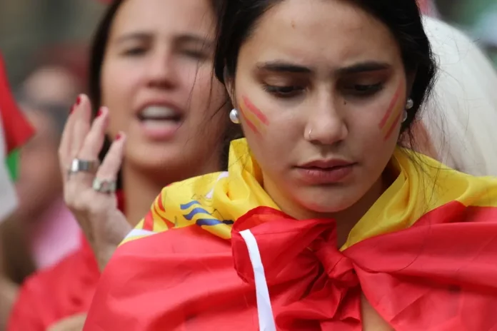 FOTOGRAFÍA. BARCELONA (CATALUÑA) REINO DE ESPAÑA, 12 DE OCTUBRE DE 2025. Las entidades catalanas Moviment Cívic d'Espanya i Catalans y plataforma Cataluña Suma por España han movilizado a los vecinos de Cataluña hoy por las calles del centro de Barcelona, desde La Pedrera (Paseo de Gracia) sobre las 11:30 horas de la mañana hasta la Plaza Cataluña de Barcelona, las intervenciones de los portavoces de las entidades adheridas a la convocatoria y de la organización finalizaron que el himno Nacional de España, cediendo toda la Plaza Cataluña y el Paseo de Gracia a la parte folclórica de la manifestación, con protagonista los grupos de bailes de las patrias chicas de nuestro compatriotas hispanohablantes de Hispanoamérica. En cuanto a los políticos, una fuerte comitiva de VOX, liderada por el secretario general de VOX, Ignacio Garriga Vaz de Conceçao, quien arropó al presidente de VOX Barcelona, Joan Garriga Doménech; el coordinador de VOX en la ciudad de Barcelona y presidente del Grupo Municipal en el Ayuntamiento de Barcelona, Gonzalo de Oro-Pulido Plaza; la portavoz nacional de Sanidad, María Elisa García Fuster; la portavoz nacional de juventud, Julia Calvet Puig; entre otros. Además, el Partido Popular (PP) liderado por su presidente en Cataluña, Alejandro Fernández Álvarez; y el presidente del Grupo Municipal en el Ayuntamiento de Barcelona, Daniel Sirera Bellés; y Ciutadans Partit de la Ciudadanía Ciudadanos (Cs) liderado por su secretario nacional de Comunicación y concejal del Grupo Parlamentario de Cs en el Ayuntamiento de Santa Perpetua de Moguda​​​ (Comarca del Vallés Occidental (Barcelona), Kevin Romero Navas; se han dejado registrar durante este Día de la fiesta nacional de España por las calles catalanas. Destacar la presencia también de los hispanos homosexuales como Youtuber español, InfoVlogger (Isaac Parejo) junto a una delegación hispana de la Asociación Comando Libertad -una entidad española de "gays, lesbianas, Trans contra la tiranía WOKE" globalista, tal y como se definen desde esta organización que preside el patriota "Javier". Subrayar también la asistencia del secretario general del Sindicato para la Defensa de los Trabajadores de España SOLIDARIDAD, Jordi Albert de la Fuente Miró (Jordi de la Fuente). Lasvocesdelpueblo (Ñ Pueblo)