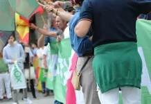 CIS: VOX cada vez más cerca del sorpasso al PP; el PSOE ganaría FOTOGRAFÍA. BARCELONA (CATALUÑA) REINO DE ESPAÑA, 12 DE OCTUBRE DE 2025. Las entidades catalanas Moviment Cívic d'Espanya i Catalans y plataforma Cataluña Suma por España han movilizado a los vecinos de Cataluña hoy por las calles del centro de Barcelona, desde La Pedrera (Paseo de Gracia) sobre las 11:30 horas de la mañana hasta la Plaza Cataluña de Barcelona, las intervenciones de los portavoces de las entidades adheridas a la convocatoria y de la organización finalizaron que el himno Nacional de España, cediendo toda la Plaza Cataluña y el Paseo de Gracia a la parte folclórica de la manifestación, con protagonista los grupos de bailes de las patrias chicas de nuestro compatriotas hispanohablantes de Hispanoamérica. En cuanto a los políticos, una fuerte comitiva de VOX, liderada por el secretario general de VOX, Ignacio Garriga Vaz de Conceçao, quien arropó al presidente de VOX Barcelona, Joan Garriga Doménech; el coordinador de VOX en la ciudad de Barcelona y presidente del Grupo Municipal en el Ayuntamiento de Barcelona, Gonzalo de Oro-Pulido Plaza; la portavoz nacional de Sanidad, María Elisa García Fuster; la portavoz nacional de juventud, Julia Calvet Puig; entre otros. Además, el Partido Popular (PP) liderado por su presidente en Cataluña, Alejandro Fernández Álvarez; y el presidente del Grupo Municipal en el Ayuntamiento de Barcelona, Daniel Sirera Bellés; y Ciutadans Partit de la Ciudadanía Ciudadanos (Cs) liderado por su secretario nacional de Comunicación y concejal del Grupo Parlamentario de Cs en el Ayuntamiento de Santa Perpetua de Moguda (Comarca del Vallés Occidental (Barcelona), Kevin Romero Navas; se han dejado registrar durante este Día de la fiesta nacional de España por las calles catalanas. Destacar la presencia también de los hispanos homosexuales como Youtuber español, InfoVlogger (Isaac Parejo) junto a una delegación hispana de la Asociación Comando Libertad -una entidad española de "gays, lesbianas, Trans contra la tiranía WOKE" globalista, tal y como se definen desde esta organización que preside el patriota "Javier". Subrayar también la asistencia del secretario general del Sindicato para la Defensa de los Trabajadores de España SOLIDARIDAD, Jordi Albert de la Fuente Miró (Jordi de la Fuente). Lasvocesdelpueblo (Ñ Pueblo)