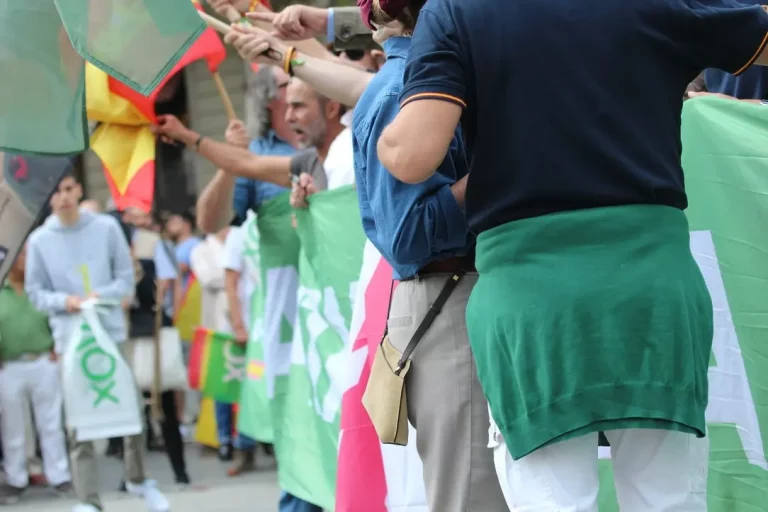 FOTOGRAFÍA. BARCELONA (CATALUÑA) REINO DE ESPAÑA, 12 DE OCTUBRE DE 2025. Las entidades catalanas Moviment Cívic d'Espanya i Catalans y plataforma Cataluña Suma por España han movilizado a los vecinos de Cataluña hoy por las calles del centro de Barcelona, desde La Pedrera (Paseo de Gracia) sobre las 11:30 horas de la mañana hasta la Plaza Cataluña de Barcelona, las intervenciones de los portavoces de las entidades adheridas a la convocatoria y de la organización finalizaron que el himno Nacional de España, cediendo toda la Plaza Cataluña y el Paseo de Gracia a la parte folclórica de la manifestación, con protagonista los grupos de bailes de las patrias chicas de nuestro compatriotas hispanohablantes de Hispanoamérica. En cuanto a los políticos, una fuerte comitiva de VOX, liderada por el secretario general de VOX, Ignacio Garriga Vaz de Conceçao, quien arropó al presidente de VOX Barcelona, Joan Garriga Doménech; el coordinador de VOX en la ciudad de Barcelona y presidente del Grupo Municipal en el Ayuntamiento de Barcelona, Gonzalo de Oro-Pulido Plaza; la portavoz nacional de Sanidad, María Elisa García Fuster; la portavoz nacional de juventud, Julia Calvet Puig; entre otros. Además, el Partido Popular (PP) liderado por su presidente en Cataluña, Alejandro Fernández Álvarez; y el presidente del Grupo Municipal en el Ayuntamiento de Barcelona, Daniel Sirera Bellés; y Ciutadans Partit de la Ciudadanía Ciudadanos (Cs) liderado por su secretario nacional de Comunicación y concejal del Grupo Parlamentario de Cs en el Ayuntamiento de Santa Perpetua de Moguda​​​ (Comarca del Vallés Occidental (Barcelona), Kevin Romero Navas; se han dejado registrar durante este Día de la fiesta nacional de España por las calles catalanas. Destacar la presencia también de los hispanos homosexuales como Youtuber español, InfoVlogger (Isaac Parejo) junto a una delegación hispana de la Asociación Comando Libertad -una entidad española de "gays, lesbianas, Trans contra la tiranía WOKE" globalista, tal y como se definen desde esta organización que preside el patriota "Javier". Subrayar también la asistencia del secretario general del Sindicato para la Defensa de los Trabajadores de España SOLIDARIDAD, Jordi Albert de la Fuente Miró (Jordi de la Fuente). Lasvocesdelpueblo (Ñ Pueblo)