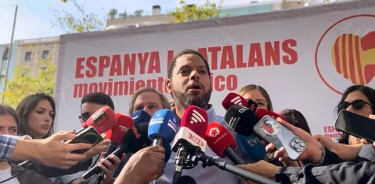 FOTOGRAFÍA. BARCELONA (CATALUÑA) REINO DE ESPAÑA, 12 DE OCTUBRE DE 2025. Las entidades catalanas Moviment Cívic d'Espanya i Catalans y plataforma Cataluña Suma por España han movilizado a los vecinos de Cataluña hoy por las calles del centro de Barcelona, desde La Pedrera (Paseo de Gracia) sobre las 11:30 horas de la mañana hasta la Plaza Cataluña de Barcelona, las intervenciones de los portavoces de las entidades adheridas a la convocatoria y de la organización finalizaron que el himno Nacional de España, cediendo toda la Plaza Cataluña y el Paseo de Gracia a la parte folclórica de la manifestación, con protagonista los grupos de bailes de las patrias chicas de nuestro compatriotas hispanohablantes de Hispanoamérica. En cuanto a los políticos, una fuerte comitiva de VOX, liderada por el secretario general de VOX, Ignacio Garriga Vaz de Conceçao (en la imagen), quien arropó al presidente de VOX Barcelona, Joan Garriga Doménech; el coordinador de VOX en la ciudad de Barcelona y presidente del Grupo Municipal en el Ayuntamiento de Barcelona, Gonzalo de Oro-Pulido Plaza; la portavoz nacional de Sanidad, María Elisa García Fuster; la portavoz nacional de juventud, Julia Calvet Puig; entre otros. Además, el Partido Popular (PP) liderado por su presidente en Cataluña, Alejandro Fernández Álvarez; y el presidente del Grupo Municipal en el Ayuntamiento de Barcelona, Daniel Sirera Bellés; y Ciutadans Partit de la Ciudadanía Ciudadanos (Cs) liderado por su secretario nacional de Comunicación y concejal del Grupo Parlamentario de Cs en el Ayuntamiento de Santa Perpetua de Moguda​​​ (Comarca del Vallés Occidental (Barcelona), Kevin Romero Navas; se han dejado registrar durante este Día de la fiesta nacional de España por las calles catalanas. Lasvocesdelpueblo (Ñ Pueblo)