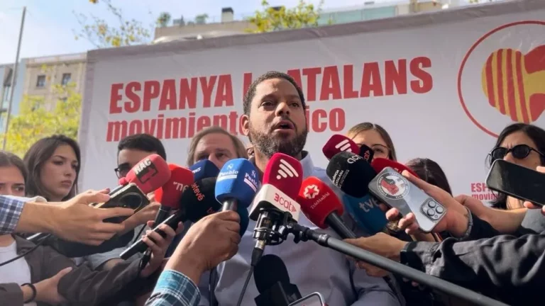 FOTOGRAFÍA. BARCELONA (CATALUÑA) REINO DE ESPAÑA, 12 DE OCTUBRE DE 2025. Las entidades catalanas Moviment Cívic d'Espanya i Catalans y plataforma Cataluña Suma por España han movilizado a los vecinos de Cataluña hoy por las calles del centro de Barcelona, desde La Pedrera (Paseo de Gracia) sobre las 11:30 horas de la mañana hasta la Plaza Cataluña de Barcelona, las intervenciones de los portavoces de las entidades adheridas a la convocatoria y de la organización finalizaron que el himno Nacional de España, cediendo toda la Plaza Cataluña y el Paseo de Gracia a la parte folclórica de la manifestación, con protagonista los grupos de bailes de las patrias chicas de nuestro compatriotas hispanohablantes de Hispanoamérica. En cuanto a los políticos, una fuerte comitiva de VOX, liderada por el secretario general de VOX, Ignacio Garriga Vaz de Conceçao (en la imagen), quien arropó al presidente de VOX Barcelona, Joan Garriga Doménech; el coordinador de VOX en la ciudad de Barcelona y presidente del Grupo Municipal en el Ayuntamiento de Barcelona, Gonzalo de Oro-Pulido Plaza; la portavoz nacional de Sanidad, María Elisa García Fuster; la portavoz nacional de juventud, Julia Calvet Puig; entre otros. Además, el Partido Popular (PP) liderado por su presidente en Cataluña, Alejandro Fernández Álvarez; y el presidente del Grupo Municipal en el Ayuntamiento de Barcelona, Daniel Sirera Bellés; y Ciutadans Partit de la Ciudadanía Ciudadanos (Cs) liderado por su secretario nacional de Comunicación y concejal del Grupo Parlamentario de Cs en el Ayuntamiento de Santa Perpetua de Moguda​​​ (Comarca del Vallés Occidental (Barcelona), Kevin Romero Navas; se han dejado registrar durante este Día de la fiesta nacional de España por las calles catalanas. Lasvocesdelpueblo (Ñ Pueblo)