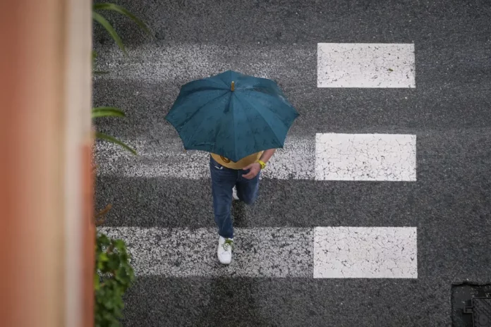 Precipitaciones y tormentas fuertes este viernes FOTOGRAFÍA. ELCHE (ALICANTE) COMUNIDAD VALENCIANA (REINO DE ESPAÑA), 10 D EOCTUBRE DE 2025. Un hombre se protege de la lluvia en La Foia, en Elche (Alicante) Comunidad Valenciana, en el Reino de España, el jueves 10 de octubre de 2025. Efe