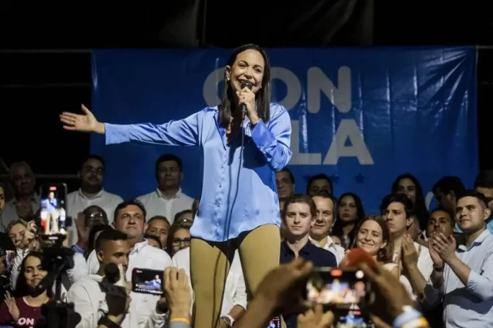 FOTOGRAFÍA. CARACAS (VENEZUELA), 23 DE OCTUBRE DE 2023. La exdiputada opositora venezolana, María Corina Machado Parisca, celebra junto a aliados y seguidores en las primeras horas de este lunes los resultados ofrecidos por la comisión de elecciones primarias, en Caracas (Venezuela). Efe