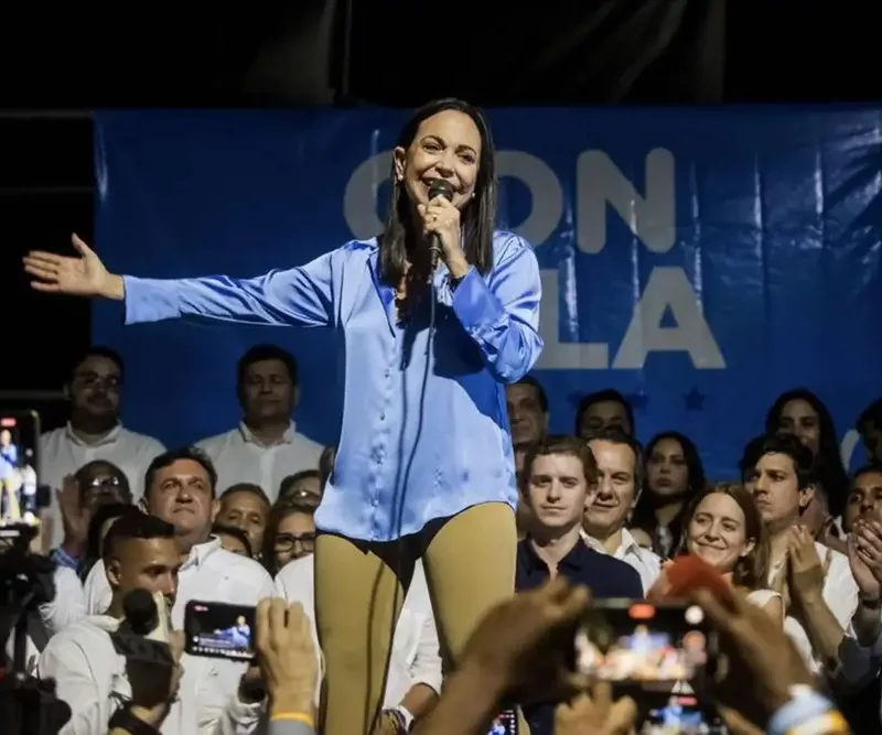 Nobel Paz Maria Corina: «Sufrimos 26 años de violencia a manos de una tiranía» FOTOGRAFÍA. CARACAS (VENEZUELA), 23 DE OCTUBRE DE 2023. La exdiputada opositora venezolana, María Corina Machado Parisca, celebra junto a aliados y seguidores en las primeras horas de este lunes los resultados ofrecidos por la comisión de elecciones primarias, en Caracas (Venezuela). Efe