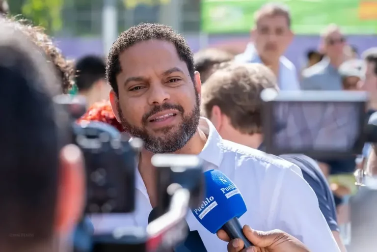 FOTOGRAFÍA. BARRIO DE BELLVITGE (HOSPITALET DE LLOBREGAT) BARCELONA (CATALUÑA) REINO DE ESPAÑA, 20 DE SPETIEMBRE DE 2025. Las cúpulas provinciales de VOX en la Comunidad Autónoma de Cataluña (Gerona de Alberto Tarradas Peneque, Tarragona con Sergio Macián de Greef, Lérida de Rafael Villafranca Mercé, y Barcelona de Joan Garriga Doménech) junto al poder local —en entre ello: el de Barcelona de Gonzalo de Oro-Pulido Plaza, el de Salou (Tarragona) de Ana Belén Rodríguez Ros; el de Palamós (Gerona) de Cristina Ruz Navarro; el de Gavá de Marco Cívico Morales, el de Viladecans de Josling Efigenia Montilva Peralta, el de Hospitalet de Llobregat de Francisco Javier González Priego (Francisco González), y el de Tarrasa Alicia Tomás Martínez— y comarcal de la Resistencia verde han arropado este mediodía bajo calor y sol al secretario general del partido y presidente del Grupo parlamentario en el Parlamento de Cataluña, Ignacio Garriga Vaz de Conceiçao, en el gran acto de inicio de curso político 2025-2026 en una región catalana donde la formación de Santiago Abascal Conde de para de crecer y cosecharía hasta 15 escaños si se celebrase elecciones hoy en Cataluña, creciendo en 4 diputados de sus 11 actuales, según sondeos electorales. Bajo lema "Primero lo nuestros", los verdes han presentado la alternativa a la WOKE y migracionismo. Lasvocesdelpueblo (Ñ Pueblo)