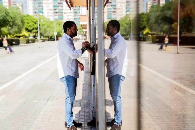 FOTOGRAFÍA. BARRIO DE BELLVITGE (HOSPITALET DE LLOBREGAT) BARCELONA (CATALUÑA) REINO DE ESPAÑA, 20 DE SPETIEMBRE DE 2025. Las cúpulas provinciales de VOX en la Comunidad Autónoma de Cataluña (Gerona de Alberto Tarradas Peneque, Tarragona con Sergio Macián de Greef, Lérida de Rafael Villafranca Mercé, y Barcelona de Joan Garriga Doménech) junto al poder local —en entre ello: el de Barcelona de Gonzalo de Oro-Pulido Plaza, el de Salou (Tarragona) de Ana Belén Rodríguez Ros; el de Palamós (Gerona) de Cristina Ruz Navarro; el de Gavá de Marco Cívico Morales, el de Viladecans de Josling Efigenia Montilva Peralta, el de Hospitalet de Llobregat de Francisco Javier González Priego (Francisco González), y el de Tarrasa Alicia Tomás Martínez— y comarcal de la Resistencia verde han arropado este mediodía bajo calor y sol al secretario general del partido y presidente del Grupo parlamentario en el Parlamento de Cataluña, Ignacio Garriga Vaz de Conceiçao, en el gran acto de inicio de curso político 2025-2026 en una región catalana donde la formación de Santiago Abascal Conde de para de crecer y cosecharía hasta 15 escaños si se celebrase elecciones hoy en Cataluña, creciendo en 4 diputados de sus 11 actuales, según sondeos electorales. Bajo lema "Primero lo nuestros", los verdes han presentado la alternativa a la WOKE y migracionismo. Lasvocesdelpueblo (Ñ Pueblo)