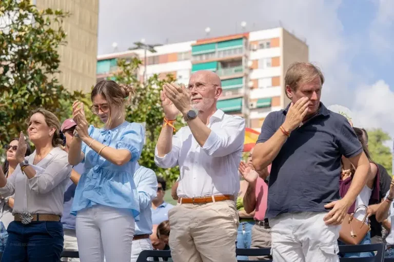 FOTOGRAFÍA. BARRIO DE BELLVITGE (HOSPITALET DE LLOBREGAT) BARCELONA (CATALUÑA) REINO DE ESPAÑA, 20 DE SPETIEMBRE DE 2025. Las cúpulas provinciales de VOX en la Comunidad Autónoma de Cataluña (Gerona de Alberto Tarradas Peneque, Tarragona con Sergio Macián de Greef, Lérida de Rafael Villafranca Mercé, y Barcelona de Joan Garriga Doménech) junto al poder local —en entre ello: el de Barcelona de Gonzalo de Oro-Pulido Plaza, el de Salou (Tarragona) de Ana Belén Rodríguez Ros; el de Palamós (Gerona) de Cristina Ruz Navarro; el de Gavá de Marco Cívico Morales, el de Viladecans de Josling Efigenia Montilva Peralta, el de Hospitalet de Llobregat de Francisco Javier González Priego (Francisco González), y el de Tarrasa Alicia Tomás Martínez— y comarcal de la Resistencia verde han arropado este mediodía bajo calor y sol al secretario general del partido y presidente del Grupo parlamentario en el Parlamento de Cataluña, Ignacio Garriga Vaz de Conceiçao, en el gran acto de inicio de curso político 2025-2026 en una región catalana donde la formación de Santiago Abascal Conde de para de crecer y cosecharía hasta 15 escaños si se celebrase elecciones hoy en Cataluña, creciendo en 4 diputados de sus 11 actuales, según sondeos electorales. Bajo lema "Primero lo nuestros", los verdes han presentado la alternativa a la WOKE y migracionismo. Lasvocesdelpueblo (Ñ Pueblo)