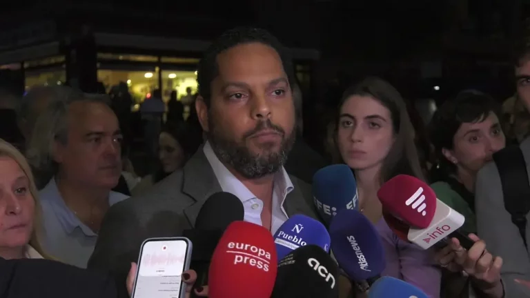 FOTOGRAFÍA. BARRIADA DE CAMPOAMOR DE SABADELL (BARCELONA) CATALUÑA (REINO DE ESPAÑA), 22 DE OCTUBRE DE 2025. Por tercera veces en este mes de octubre de 2025, y siempre desde las puertas del  Instituto Escola Joan Sallarès i Pla de la barriada de Campoamor de Sabadell, VOX, esta vez de la mano de su secretario general y presidente del Grupo Parlamentario en el Parlamento de Cataluña, Ignacio garriga Vaz de Conceçao, junto a los concejales verdes en el Ayuntamiento de Sabadell: la portavoz municipal, Nuria Alejandra Acacio Montesinos (Nuria Acacio); y César José Gil Abaurrea; ha advertido de que la implantación del Programa de Lengua Árabe y Cultura Marroquí en la barriada de Campoamor y resto de Sabadell, como en el resto de la provincia de Barcelona, resto de la Comunidad Autónoma de Cataluña y resto del territorio nacional del Reino de España es simplemente inconcebible y que quienes quieran un menú Jahal (comida islámica) -los alérgicos al cerdo-, cárcel de tela para las mujeres (burka islámico), entre otros ataques directos a la Civilización europea, tienen todo el norte de África muy cerca o, en su caso, para los soldados de Marruecos, que vuelvan a Marruecos. Lasvocesdelpueblo (Ñ Pueblo)