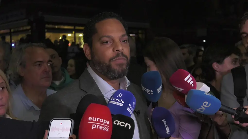 FOTOGRAFÍA. BARRIADA DE CAMPOAMOR DE SABADELL (BARCELONA) CATALUÑA (REINO DE ESPAÑA), 22 DE OCTUBRE DE 2025. Por tercera veces en este mes de octubre de 2025, y siempre desde las puertas del  Instituto Escola Joan Sallarès i Pla de la barriada de Campoamor de Sabadell, VOX, esta vez de la mano de su secretario general y presidente del Grupo Parlamentario en el Parlamento de Cataluña, Ignacio garriga Vaz de Conceçao, junto a los concejales verdes en el Ayuntamiento de Sabadell: la portavoz municipal, Nuria Alejandra Acacio Montesinos (Nuria Acacio); y César José Gil Abaurrea; ha advertido de que la implantación del Programa de Lengua Árabe y Cultura Marroquí en la barriada de Campoamor y resto de Sabadell, como en el resto de la provincia de Barcelona, resto de la Comunidad Autónoma de Cataluña y resto del territorio nacional del Reino de España es simplemente inconcebible y que quienes quieran un menú halal (comida islámica) -los alérgicos al cerdo-, cárcel de tela para las mujeres (burka islámico), entre otros ataques directos a la Civilización europea, tienen todo el norte de África muy cerca o, en su caso, para los soldados de Marruecos, que vuelvan a Marruecos. Lasvocesdelpueblo (Ñ Pueblo)