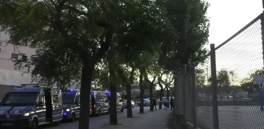 FOTOGRAFÍA. BARRIADA DE CAMPOAMOR DE SABADELL (BARCELONA) CATALUÑA (REINO DE ESPAÑA), 22 DE OCTUBRE DE 2025. Por tercera veces en este mes de octubre de 2025, y siempre desde las puertas del  Instituto Escola Joan Sallarès i Pla de la barriada de Campoamor de Sabadell, VOX, esta vez de la mano de su secretario general y presidente del Grupo Parlamentario en el Parlamento de Cataluña, Ignacio garriga Vaz de Conceçao, junto a los concejales verdes en el Ayuntamiento de Sabadell: la portavoz municipal, Nuria Alejandra Acacio Montesinos (Nuria Acacio); y César José Gil Abaurrea; ha advertido de que la implantación del Programa de Lengua Árabe y Cultura Marroquí en la barriada de Campoamor y resto de Sabadell, como en el resto de la provincia de Barcelona, resto de la Comunidad Autónoma de Cataluña y resto del territorio nacional del Reino de España es simplemente inconcebible y que quienes quieran un menú halal (comida islámica) -los alérgicos al cerdo-, cárcel de tela para las mujeres (burka islámico), entre otros ataques directos a la Civilización europea, tienen todo el norte de África muy cerca o, en su caso, para los soldados de Marruecos, que vuelvan a Marruecos. Lasvocesdelpueblo (Ñ Pueblo)