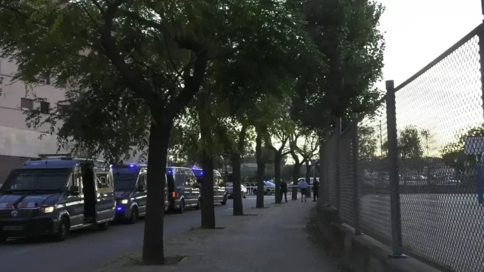 Sabadell VOX desafía al separatismo y protege a los vecinos del islamismo (4) FOTOGRAFÍA. BARRIADA DE CAMPOAMOR DE SABADELL (BARCELONA) CATALUÑA (REINO DE ESPAÑA), 22 DE OCTUBRE DE 2025. Por tercera veces en este mes de octubre de 2025, y siempre desde las puertas del Instituto Escola Joan Sallarès i Pla de la barriada de Campoamor de Sabadell, VOX, esta vez de la mano de su secretario general y presidente del Grupo Parlamentario en el Parlamento de Cataluña, Ignacio garriga Vaz de Conceçao, junto a los concejales verdes en el Ayuntamiento de Sabadell: la portavoz municipal, Nuria Alejandra Acacio Montesinos (Nuria Acacio); y César José Gil Abaurrea; ha advertido de que la implantación del Programa de Lengua Árabe y Cultura Marroquí en la barriada de Campoamor y resto de Sabadell, como en el resto de la provincia de Barcelona, resto de la Comunidad Autónoma de Cataluña y resto del territorio nacional del Reino de España es simplemente inconcebible y que quienes quieran un menú halal (comida islámica) -los alérgicos al cerdo-, cárcel de tela para las mujeres (burka islámico), entre otros ataques directos a la Civilización europea, tienen todo el norte de África muy cerca o, en su caso, para los soldados de Marruecos, que vuelvan a Marruecos. Lasvocesdelpueblo (Ñ Pueblo)