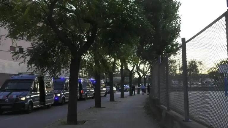 FOTOGRAFÍA. BARRIADA DE CAMPOAMOR DE SABADELL (BARCELONA) CATALUÑA (REINO DE ESPAÑA), 22 DE OCTUBRE DE 2025. Por tercera veces en este mes de octubre de 2025, y siempre desde las puertas del  Instituto Escola Joan Sallarès i Pla de la barriada de Campoamor de Sabadell, VOX, esta vez de la mano de su secretario general y presidente del Grupo Parlamentario en el Parlamento de Cataluña, Ignacio garriga Vaz de Conceçao, junto a los concejales verdes en el Ayuntamiento de Sabadell: la portavoz municipal, Nuria Alejandra Acacio Montesinos (Nuria Acacio); y César José Gil Abaurrea; ha advertido de que la implantación del Programa de Lengua Árabe y Cultura Marroquí en la barriada de Campoamor y resto de Sabadell, como en el resto de la provincia de Barcelona, resto de la Comunidad Autónoma de Cataluña y resto del territorio nacional del Reino de España es simplemente inconcebible y que quienes quieran un menú halal (comida islámica) -los alérgicos al cerdo-, cárcel de tela para las mujeres (burka islámico), entre otros ataques directos a la Civilización europea, tienen todo el norte de África muy cerca o, en su caso, para los soldados de Marruecos, que vuelvan a Marruecos. Lasvocesdelpueblo (Ñ Pueblo)