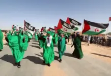 Sahara Occidental | La ONU reconoce «autonomía genuina» de Marruecos FOTOGRAFÍA. SAHARA OCCIDENTAL, AÑO 2025. Detalle de varias personas de la llamada "República Árabe Saharaui Democrática", que reclaman el territorio del Sahara Occidental, en disputa con un Marruecos que a su vez reclama su autonomía total sobre el territorio. Efe