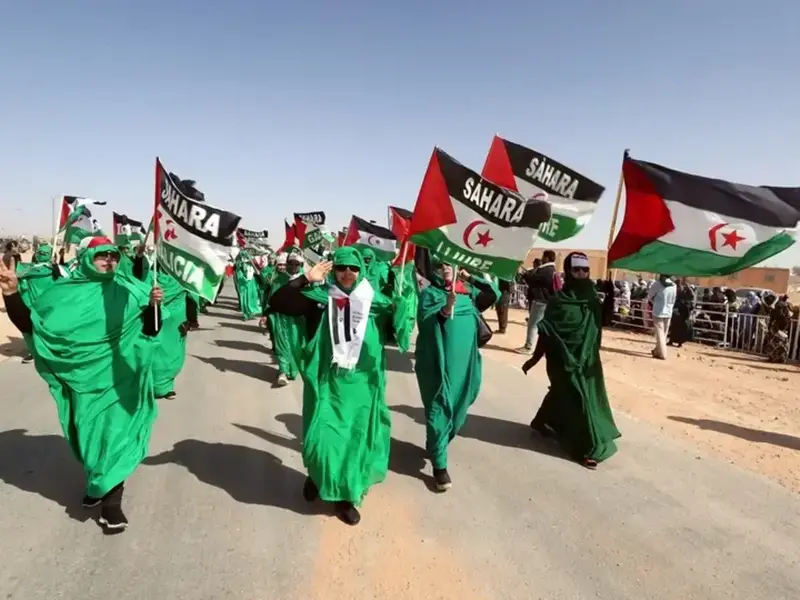 Sahara Occidental | La ONU reconoce «autonomía genuina» de Marruecos FOTOGRAFÍA. SAHARA OCCIDENTAL, AÑO 2025. Detalle de varias personas de la llamada "República Árabe Saharaui Democrática", que reclaman el territorio del Sahara Occidental, en disputa con un Marruecos que a su vez reclama su autonomía total sobre el territorio. Efe