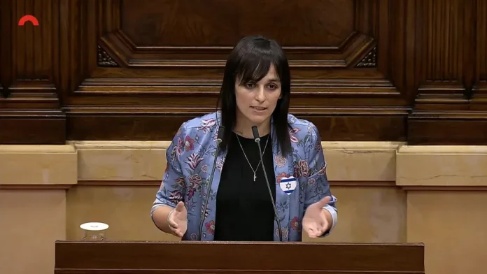 FOTOGRAFÍA. BARCELONA (CATALUÑA) REINO DE ESPAÑA, 09 DE OCTUBRE DE 2025. La líder de la formación patriota separatista Aliança Catalana (AC), diputada por Gerona al Parlamento de Cataluña y alcaldesa de Ripoll (Gerona), Sílvia Orriols Serra, registrada hoy durante su intervención en el Debate de Política General (DPG) de la Comunidad Autónoma de Cataluña de la Comunidad Autónoma de Cataluña, luciendo una bandera nacional de Israel en rechazo a la ola de antisemitismo e Israelofobia en Cataluña. El segundo de la etapa del político de extrema izquierda socialista y antisemita miembro del Partido Socialista (PSC/PSOE), Salvador Illa Roca, termina con la aprobación de propuestas sobre la vivienda, la amnistía, la lengua, la educación o el conflicto contra el terrorismo islamofascista de Hamas ISIS e Yihad Islámica Palestina ISIS de Gaza, una propuesta antisemita anti-Israel. Parlament Catalunya/Lasvocesdelpueblo (Ñ Pueblo)