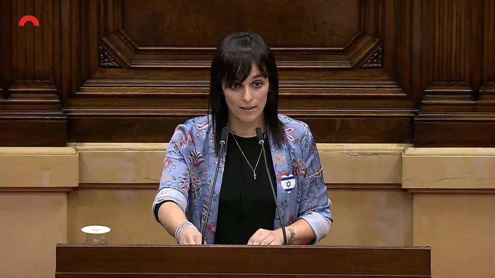 FOTOGRAFÍA. BARCELONA (CATALUÑA) REINO DE ESPAÑA, 09 DE OCTUBRE DE 2025. La líder de la formación patriota separatista Aliança Catalana (AC), diputada por Gerona al Parlamento de Cataluña y alcaldesa de Ripoll (Gerona), Sílvia Orriols Serra, registrada hoy durante su intervención en el Debate de Política General (DPG) de la Comunidad Autónoma de Cataluña de la Comunidad Autónoma de Cataluña, luciendo una bandera nacional de Israel en rechazo a la ola de antisemitismo e Israelofobia en Cataluña. El segundo de la etapa del político de extrema izquierda socialista y antisemita miembro del Partido Socialista (PSC/PSOE), Salvador Illa Roca, termina con la aprobación de propuestas sobre la vivienda, la amnistía, la lengua, la educación o el conflicto contra el terrorismo islamofascista de Hamas ISIS e Yihad Islámica Palestina ISIS de Gaza, una propuesta antisemita anti-Israel. Parlament Catalunya/Lasvocesdelpueblo (Ñ Pueblo)