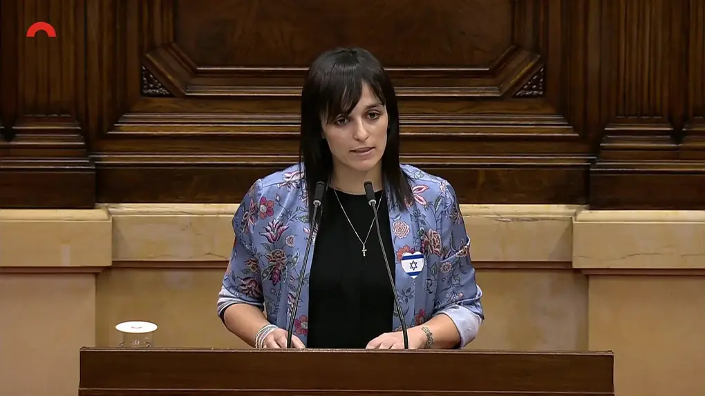 FOTOGRAFÍA. BARCELONA (CATALUÑA) REINO DE ESPAÑA, 09 DE OCTUBRE DE 2025. La líder de la formación patriota separatista Aliança Catalana (AC), diputada por Gerona al Parlamento de Cataluña y alcaldesa de Ripoll (Gerona), Sílvia Orriols Serra, registrada hoy durante su intervención en el Debate de Política General (DPG) de la Comunidad Autónoma de Cataluña de la Comunidad Autónoma de Cataluña, luciendo una bandera nacional de Israel en rechazo a la ola de antisemitismo e Israelofobia en Cataluña. El segundo de la etapa del político de extrema izquierda socialista y antisemita miembro del Partido Socialista (PSC/PSOE), Salvador Illa Roca, termina con la aprobación de propuestas sobre la vivienda, la amnistía, la lengua, la educación o el conflicto contra el terrorismo islamofascista de Hamas ISIS e Yihad Islámica Palestina ISIS de Gaza, una propuesta antisemita anti-Israel. Parlament Catalunya/Lasvocesdelpueblo (Ñ Pueblo)