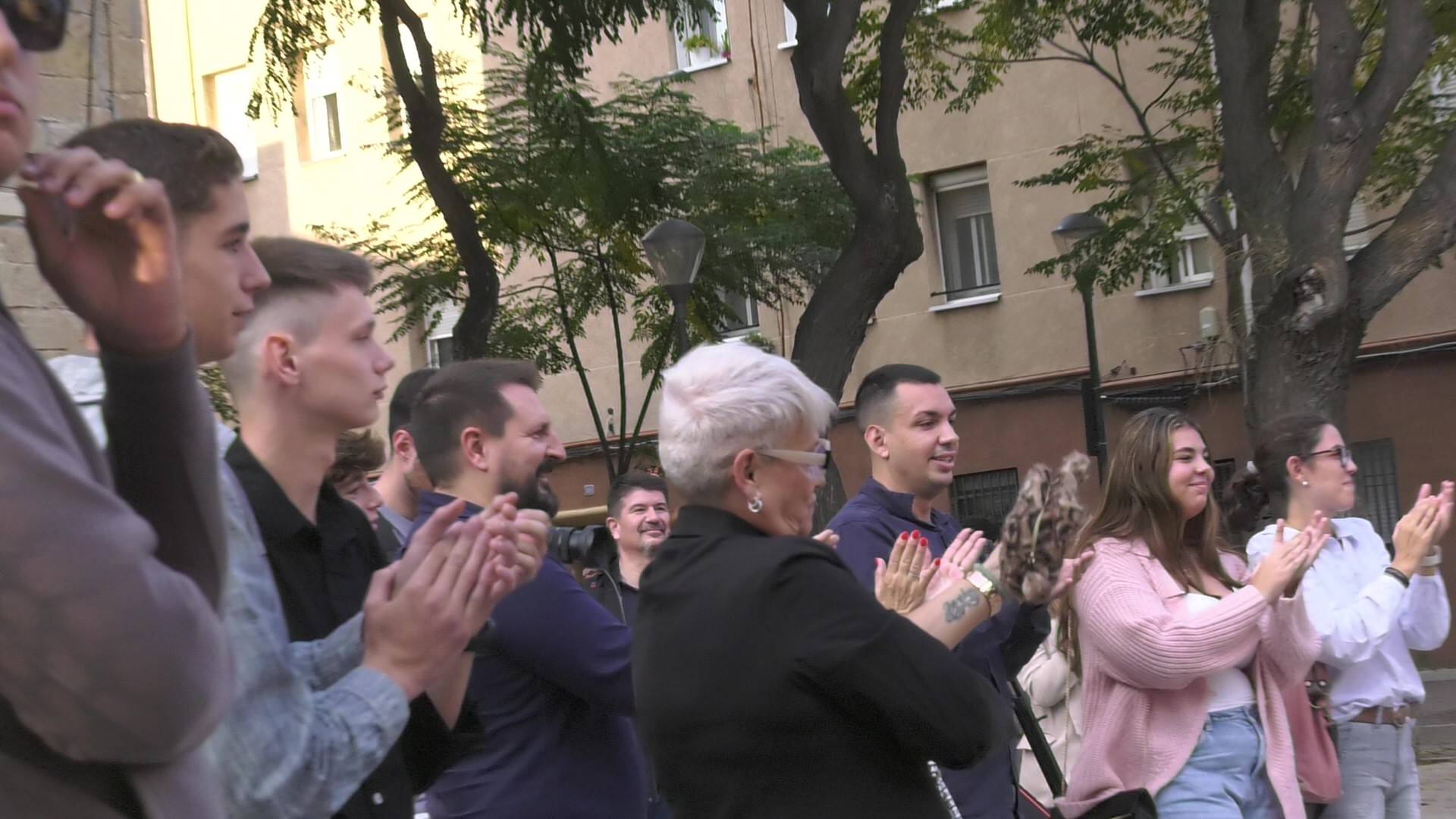 FOTOGRAFÍA. BARRIADA DE CAMPOAMOR DE SABADELL (BARCELONA) CATALUÑA (REINO DE ESPAÑA), 20 DE OCTUBRE DE 2025. Desde las puertas del IES de Campoamor, el diputado por Barcelona de VOX al Parlamento de Cataluña, Manuel Jesús Acosta Elías (Manuel Acosta), junto a los concejales de la Resistencia en el Ayuntamiento de Sabadell, la portavoz Nuria Alejandra Acacio Montesinos (Nuria Acacio), y César José Gil Abaurrea, ha advertido de que la implantación del Programa de lengua Árabe y Cultura Marroquí en la barriada de Campoamor y resto de Sabadell, como en el resto de la provincia de Barcelona, resto de la Comunidad Autónoma de Cataluña y resto del territorio nacional del Reino de España es simplemente "inconcebible". Lasvocesdelpueblo (Ñ Pueblo)