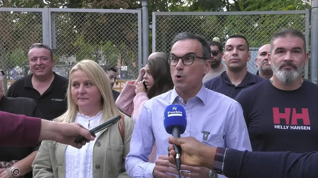 FOTOGRAFÍA. BARRIADA DE CAMPOAMOR DE SABADELL (BARCELONA) CATALUÑA (REINO DE ESPAÑA), 20 DE OCTUBRE DE 2025. Desde las puertas del IES de Campoamor, el diputado por Barcelona de VOX al Parlamento de Cataluña, Manuel Jesús Acosta Elías (Manuel Acosta), junto a los concejales de la Resistencia en el Ayuntamiento de Sabadell, la portavoz Nuria Alejandra Acacio Montesinos (Nuria Acacio), y César José Gil Abaurrea, ha advertido de que la implantación del Programa de lengua Árabe y Cultura Marroquí en la barriada de Campoamor y resto de Sabadell, como en el resto de la provincia de Barcelona, resto de la Comunidad Autónoma de Cataluña y resto del territorio nacional del Reino de España es simplemente "inconcebible". Lasvocesdelpueblo (Ñ Pueblo)
