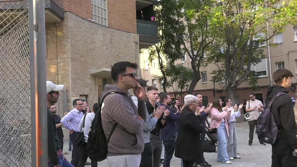 FOTOGRAFÍA. BARRIADA DE CAMPOAMOR DE SABADELL (BARCELONA) CATALUÑA (REINO DE ESPAÑA), 20 DE OCTUBRE DE 2025. Desde las puertas del IES de Campoamor, el diputado por Barcelona de VOX al Parlamento de Cataluña, Manuel Jesús Acosta Elías (Manuel Acosta), junto a los concejales de la Resistencia en el Ayuntamiento de Sabadell, la portavoz Nuria Alejandra Acacio Montesinos (Nuria Acacio), y César José Gil Abaurrea, ha advertido de que la implantación del Programa de lengua Árabe y Cultura Marroquí en la barriada de Campoamor y resto de Sabadell, como en el resto de la provincia de Barcelona, resto de la Comunidad Autónoma de Cataluña y resto del territorio nacional del Reino de España es simplemente "inconcebible". Lasvocesdelpueblo (Ñ Pueblo)