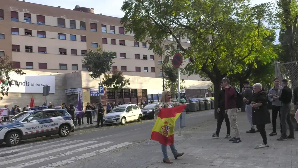FOTOGRAFÍA. BARRIADA DE CAMPOAMOR DE SABADELL (BARCELONA) CATALUÑA (REINO DE ESPAÑA), 20 DE OCTUBRE DE 2025. Desde las puertas del IES de Campoamor, el diputado por Barcelona de VOX al Parlamento de Cataluña, Manuel Jesús Acosta Elías (Manuel Acosta), junto a los concejales de la Resistencia en el Ayuntamiento de Sabadell, la portavoz Nuria Alejandra Acacio Montesinos (Nuria Acacio), y César José Gil Abaurrea, ha advertido de que la implantación del Programa de lengua Árabe y Cultura Marroquí en la barriada de Campoamor y resto de Sabadell, como en el resto de la provincia de Barcelona, resto de la Comunidad Autónoma de Cataluña y resto del territorio nacional del Reino de España es simplemente "inconcebible". Lasvocesdelpueblo (Ñ Pueblo)