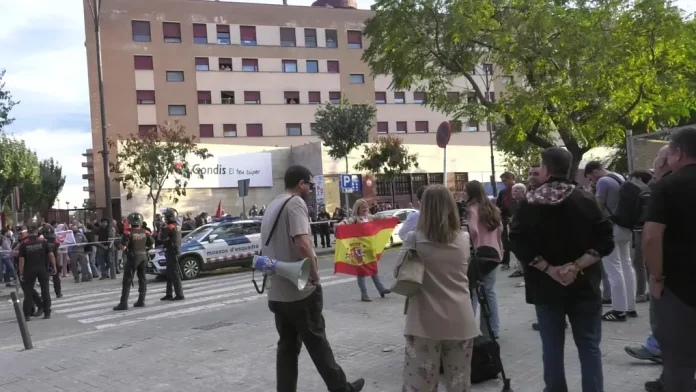 FOTOGRAFÍA. BARRIADA DE CAMPOAMOR DE SABADELL (BARCELONA) CATALUÑA (REINO DE ESPAÑA), 20 DE OCTUBRE DE 2025. Desde las puertas del IES de Campoamor, el diputado por Barcelona de VOX al Parlamento de Cataluña, Manuel Jesús Acosta Elías (Manuel Acosta), junto a los concejales de la Resistencia en el Ayuntamiento de Sabadell, la portavoz Nuria Alejandra Acacio Montesinos (Nuria Acacio), y César José Gil Abaurrea, ha advertido de que la implantación del Programa de lengua Árabe y Cultura Marroquí en la barriada de Campoamor y resto de Sabadell, como en el resto de la provincia de Barcelona, resto de la Comunidad Autónoma de Cataluña y resto del territorio nacional del Reino de España es simplemente "inconcebible". Lasvocesdelpueblo (Ñ Pueblo)