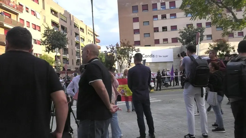 FOTOGRAFÍA. BARRIADA DE CAMPOAMOR DE SABADELL (BARCELONA) CATALUÑA (REINO DE ESPAÑA), 20 DE OCTUBRE DE 2025. Desde las puertas del IES de Campoamor, el diputado por Barcelona de VOX al Parlamento de Cataluña, Manuel Jesús Acosta Elías (Manuel Acosta), junto a los concejales de la Resistencia en el Ayuntamiento de Sabadell, la portavoz Nuria Alejandra Acacio Montesinos (Nuria Acacio), y César José Gil Abaurrea, ha advertido de que la implantación del Programa de lengua Árabe y Cultura Marroquí en la barriada de Campoamor y resto de Sabadell, como en el resto de la provincia de Barcelona, resto de la Comunidad Autónoma de Cataluña y resto del territorio nacional del Reino de España es simplemente "inconcebible". Lasvocesdelpueblo (Ñ Pueblo)