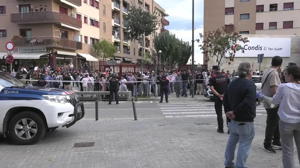 FOTOGRAFÍA. BARRIADA DE CAMPOAMOR DE SABADELL (BARCELONA) CATALUÑA (REINO DE ESPAÑA), 20 DE OCTUBRE DE 2025. Desde las puertas del IES de Campoamor, el diputado por Barcelona de VOX al Parlamento de Cataluña, Manuel Jesús Acosta Elías (Manuel Acosta), junto a los concejales de la Resistencia en el Ayuntamiento de Sabadell, la portavoz Nuria Alejandra Acacio Montesinos (Nuria Acacio), y César José Gil Abaurrea, ha advertido de que la implantación del Programa de lengua Árabe y Cultura Marroquí en la barriada de Campoamor y resto de Sabadell, como en el resto de la provincia de Barcelona, resto de la Comunidad Autónoma de Cataluña y resto del territorio nacional del Reino de España es simplemente "inconcebible". Lasvocesdelpueblo (Ñ Pueblo)