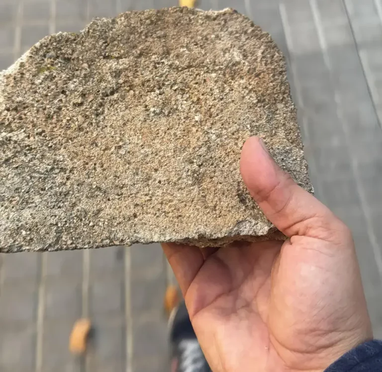 FOTOGRAFÍA. BARRIADA DE CAMPOAMOR DE SABADELL (BARCELONA) CATALUÑA (REINO DE ESPAÑA), 20 DE OCTUBRE DE 2025. Desde las puertas del IES de Campoamor, el diputado por Barcelona de VOX al Parlamento de Cataluña, Manuel Jesús Acosta Elías (Manuel Acosta), junto a los concejales de la Resistencia en el Ayuntamiento de Sabadell, la portavoz Nuria Alejandra Acacio Montesinos (Nuria Acacio), y César José Gil Abaurrea, ha advertido de que la implantación del Programa de lengua Árabe y Cultura Marroquí en la barriada de Campoamor y resto de Sabadell, como en el resto de la provincia de Barcelona, resto de la Comunidad Autónoma de Cataluña y resto del territorio nacional del Reino de España es simplemente "inconcebible". Lasvocesdelpueblo (Ñ Pueblo)