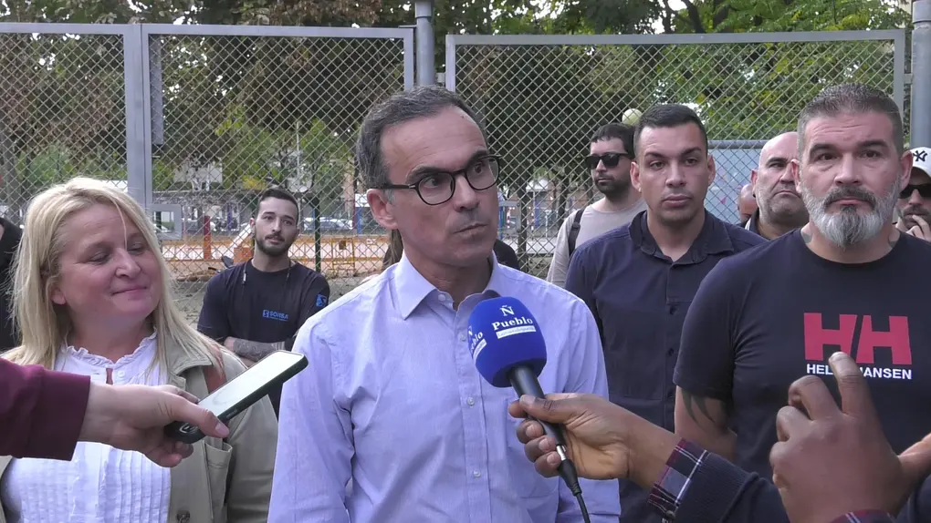 FOTOGRAFÍA. BARRIADA DE CAMPOAMOR DE SABADELL (BARCELONA) CATALUÑA (REINO DE ESPAÑA), 20 DE OCTUBRE DE 2025. Desde las puertas del IES de Campoamor, el diputado por Barcelona de VOX al Parlamento de Cataluña, Manuel Jesús Acosta Elías (Manuel Acosta), junto a los concejales de la Resistencia en el Ayuntamiento de Sabadell, la portavoz Nuria Alejandra Acacio Montesinos (Nuria Acacio), y César José Gil Abaurrea, ha advertido de que la implantación del Programa de lengua Árabe y Cultura Marroquí en la barriada de Campoamor y resto de Sabadell, como en el resto de la provincia de Barcelona, resto de la Comunidad Autónoma de Cataluña y resto del territorio nacional del Reino de España es simplemente "inconcebible". Lasvocesdelpueblo (Ñ Pueblo)