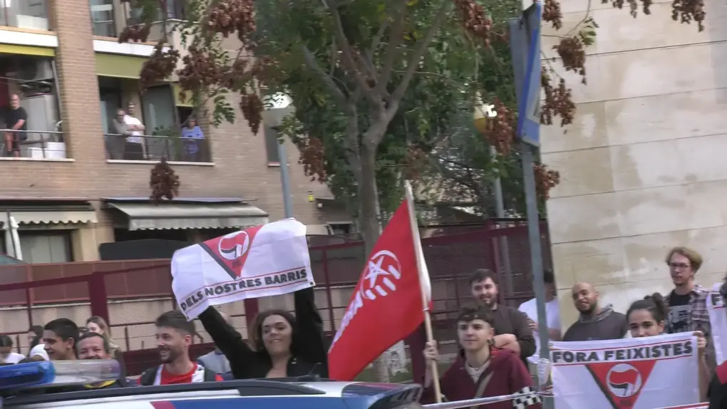 FOTOGRAFÍA. BARRIADA DE CAMPOAMOR DE SABADELL (BARCELONA) CATALUÑA (REINO DE ESPAÑA), 20 DE OCTUBRE DE 2025. Desde las puertas del IES de Campoamor, el diputado por Barcelona de VOX al Parlamento de Cataluña, Manuel Jesús Acosta Elías (Manuel Acosta), junto a los concejales de la Resistencia en el Ayuntamiento de Sabadell, la portavoz Nuria Alejandra Acacio Montesinos (Nuria Acacio), y César José Gil Abaurrea, ha advertido de que la implantación del Programa de lengua Árabe y Cultura Marroquí en la barriada de Campoamor y resto de Sabadell, como en el resto de la provincia de Barcelona, resto de la Comunidad Autónoma de Cataluña y resto del territorio nacional del Reino de España es simplemente "inconcebible". Lasvocesdelpueblo (Ñ Pueblo)