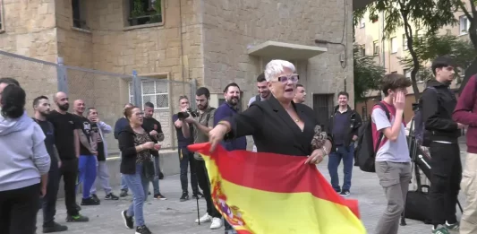 FOTOGRAFÍA. BARRIADA DE CAMPOAMOR DE SABADELL (BARCELONA) CATALUÑA (REINO DE ESPAÑA), 20 DE OCTUBRE DE 2025. Desde las puertas del IES de Campoamor, el diputado por Barcelona de VOX al Parlamento de Cataluña, Manuel Jesús Acosta Elías (Manuel Acosta), junto a los concejales de la Resistencia en el Ayuntamiento de Sabadell, la portavoz Nuria Alejandra Acacio Montesinos (Nuria Acacio), y César José Gil Abaurrea, ha advertido de que la implantación del Programa de lengua Árabe y Cultura Marroquí en la barriada de Campoamor y resto de Sabadell, como en el resto de la provincia de Barcelona, resto de la Comunidad Autónoma de Cataluña y resto del territorio nacional del Reino de España es simplemente "inconcebible". Lasvocesdelpueblo (Ñ Pueblo)