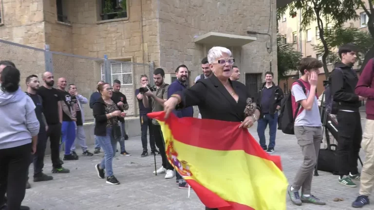 FOTOGRAFÍA. BARRIADA DE CAMPOAMOR DE SABADELL (BARCELONA) CATALUÑA (REINO DE ESPAÑA), 20 DE OCTUBRE DE 2025. Desde las puertas del IES de Campoamor, el diputado por Barcelona de VOX al Parlamento de Cataluña, Manuel Jesús Acosta Elías (Manuel Acosta), junto a los concejales de la Resistencia en el Ayuntamiento de Sabadell, la portavoz Nuria Alejandra Acacio Montesinos (Nuria Acacio), y César José Gil Abaurrea, ha advertido de que la implantación del Programa de lengua Árabe y Cultura Marroquí en la barriada de Campoamor y resto de Sabadell, como en el resto de la provincia de Barcelona, resto de la Comunidad Autónoma de Cataluña y resto del territorio nacional del Reino de España es simplemente "inconcebible". Lasvocesdelpueblo (Ñ Pueblo)